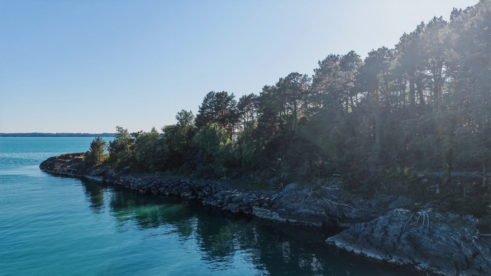 Tomten befinner seg vakkert til på en odde i enden av Sundøytangen, ca 2 km fra Vedholmen på Øyane. Galleribilde