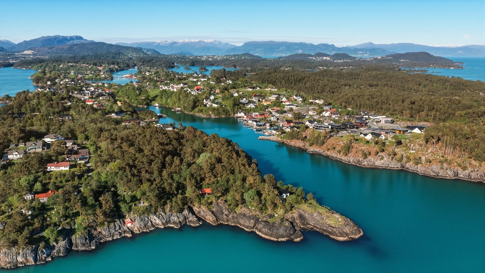 2 km fra tomten befinner Vedholmen seg, som nylig feiret nyåpning. Butikken skilter med varm-mat og er også søndagsåpent. Galleribilde