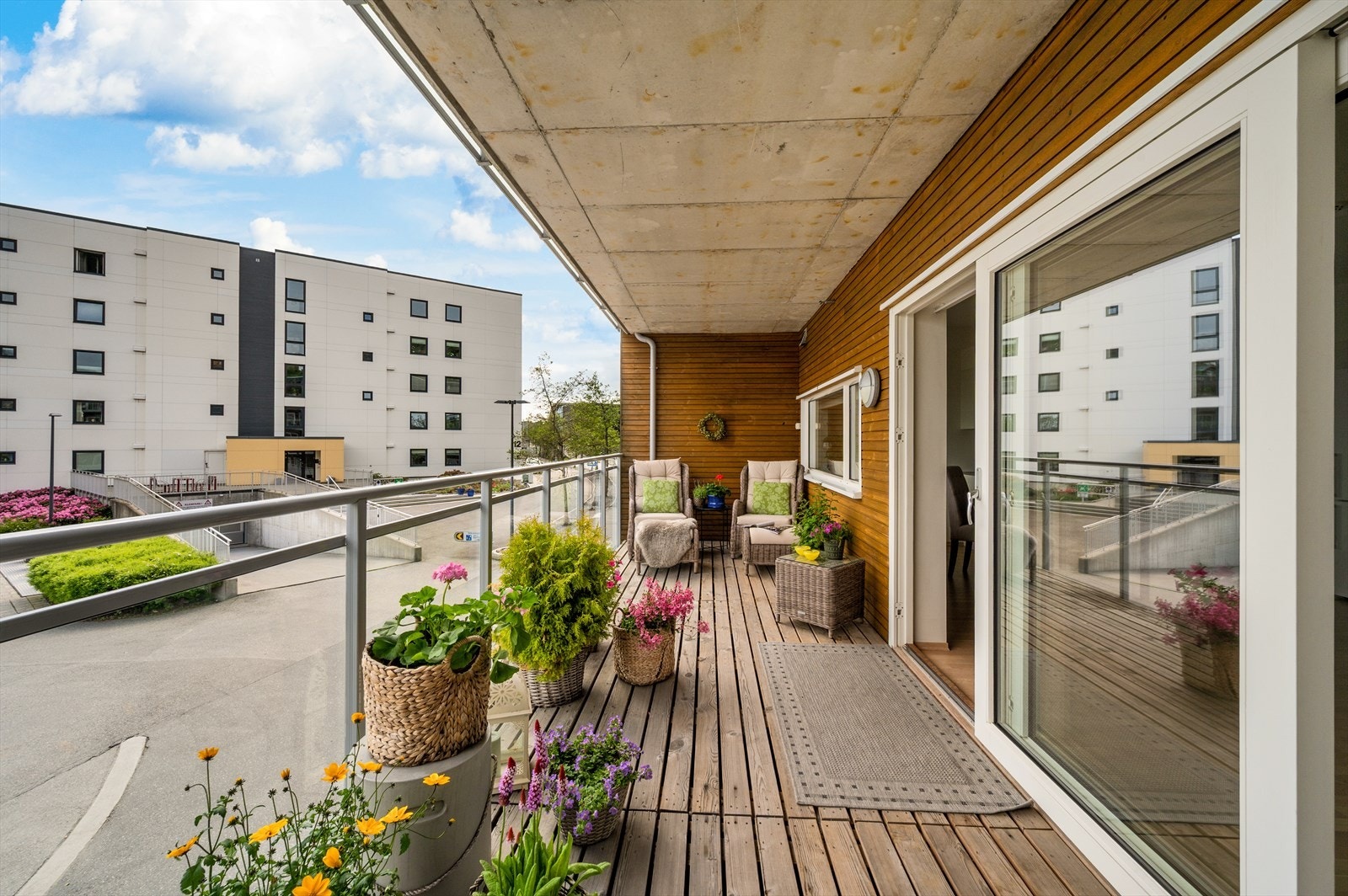 - Rikelig med plass til utemøbler og ønsket møblement, den perfekte ramme for hyggelige stunder med familie og venner - Galleribilde