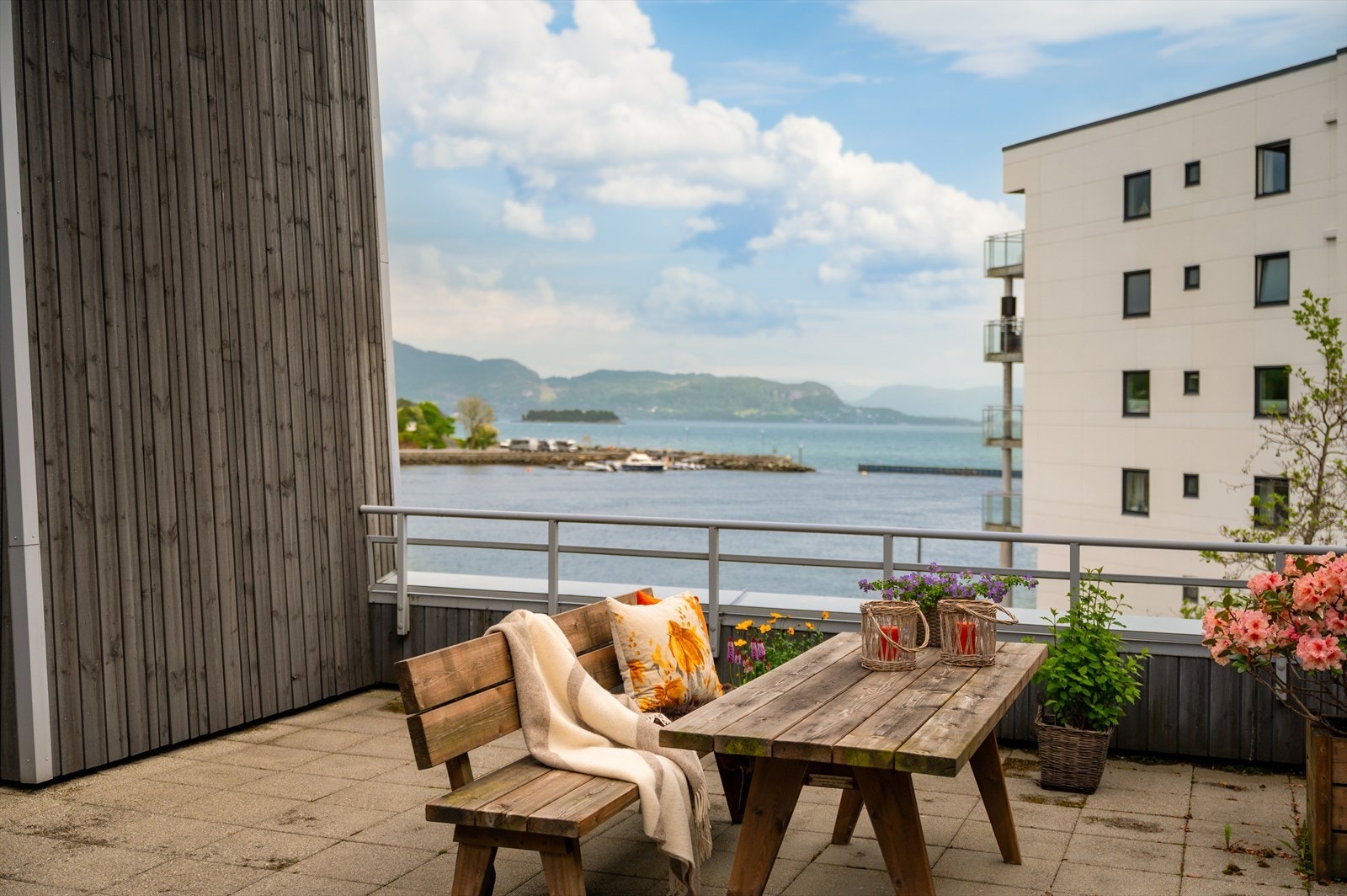 - Felles takterrasse med nydelig sjøutsikt - Galleribilde