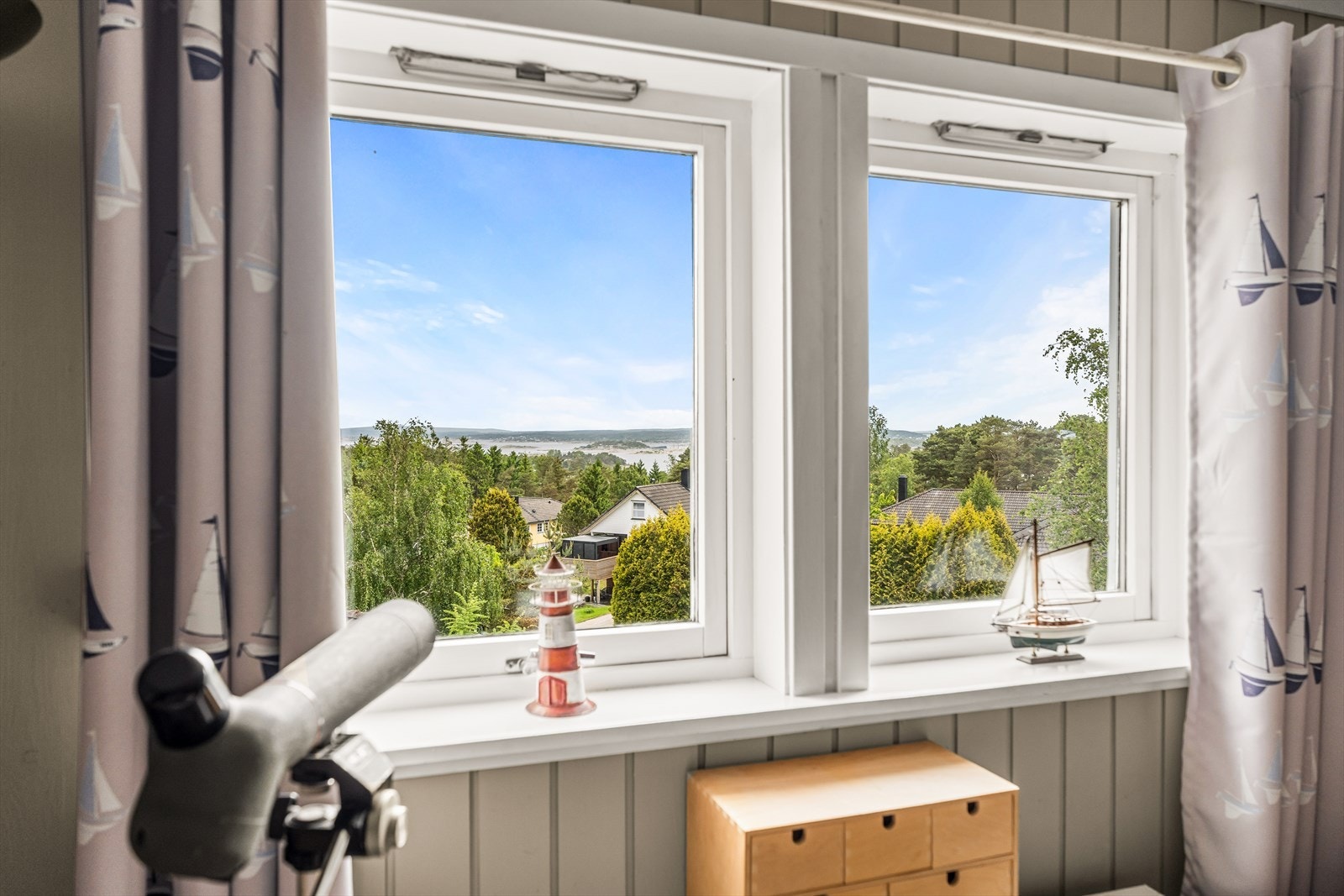 Fra andre etasje er det flott utsikt over området og sjøen. Galleribilde