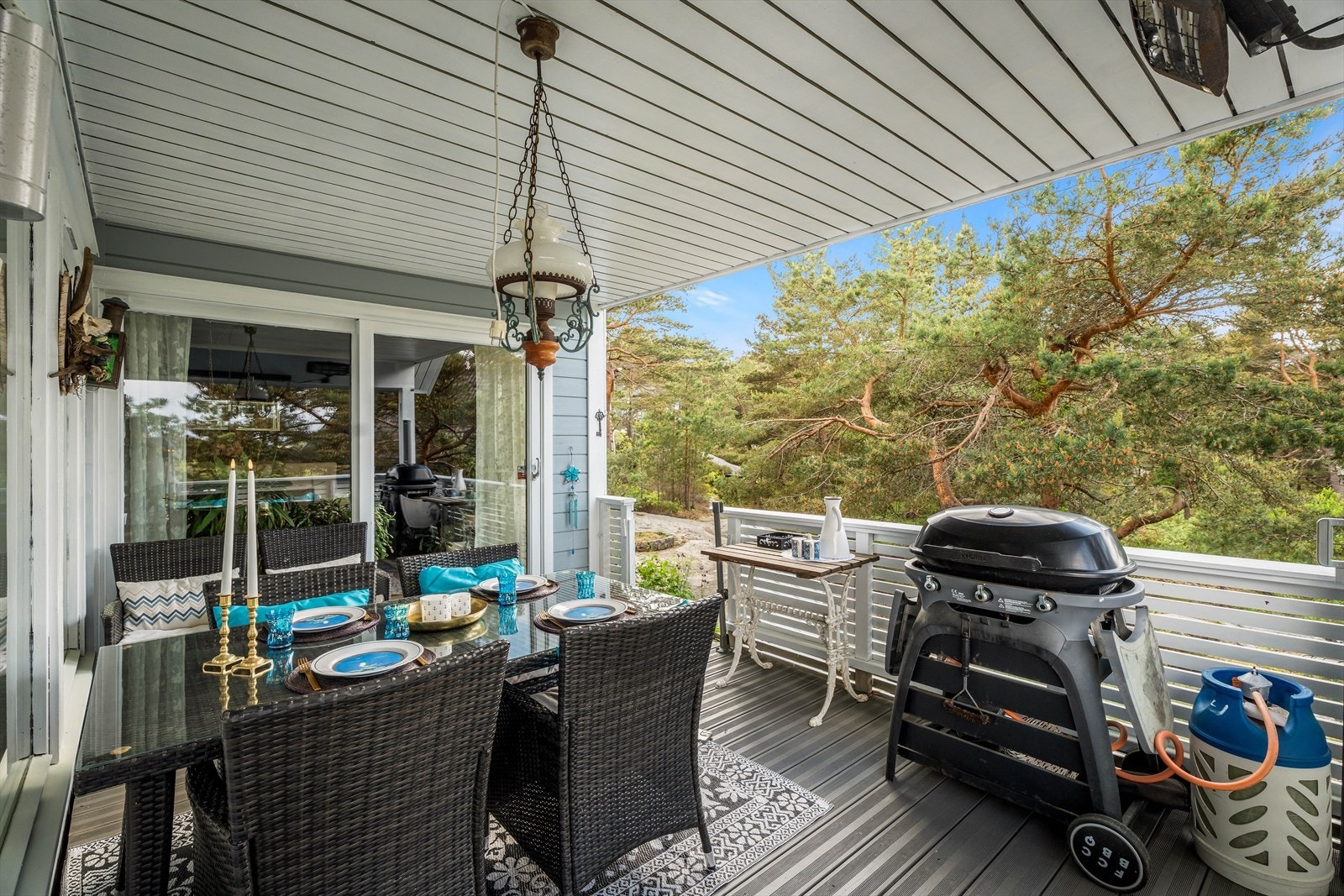 Den nordvestvendte terrassen på ca. 12 m² er delvis overbygget og har god plass til en sittegruppe. Galleribilde