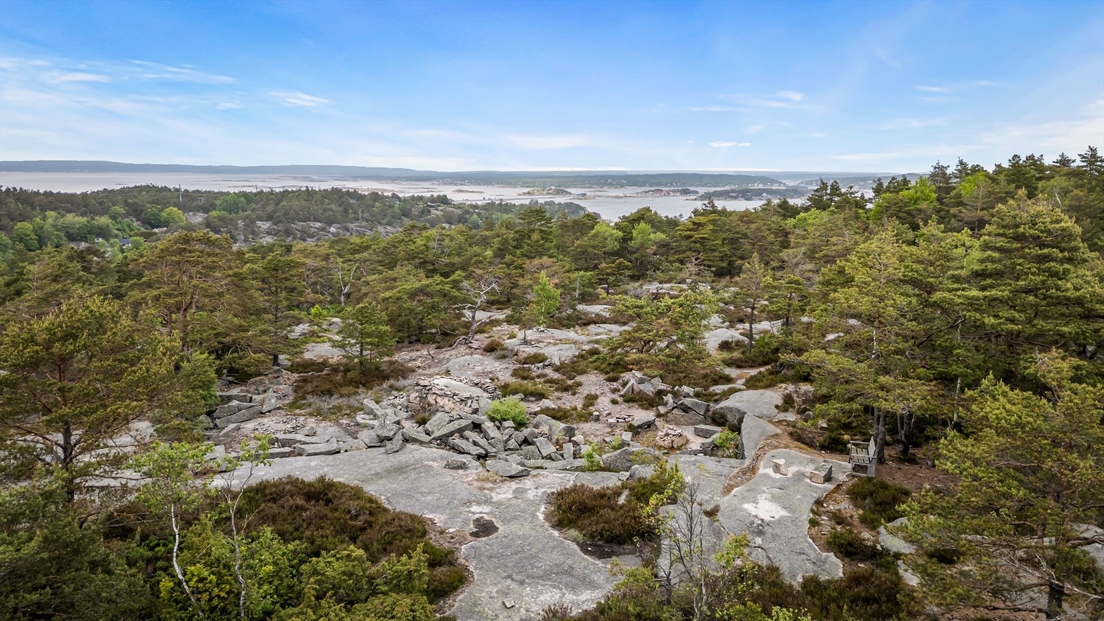 Nærområdet byr på flotte tur- og sykkelstier i variert terreng, samt tilgang til kyststier. Galleribilde