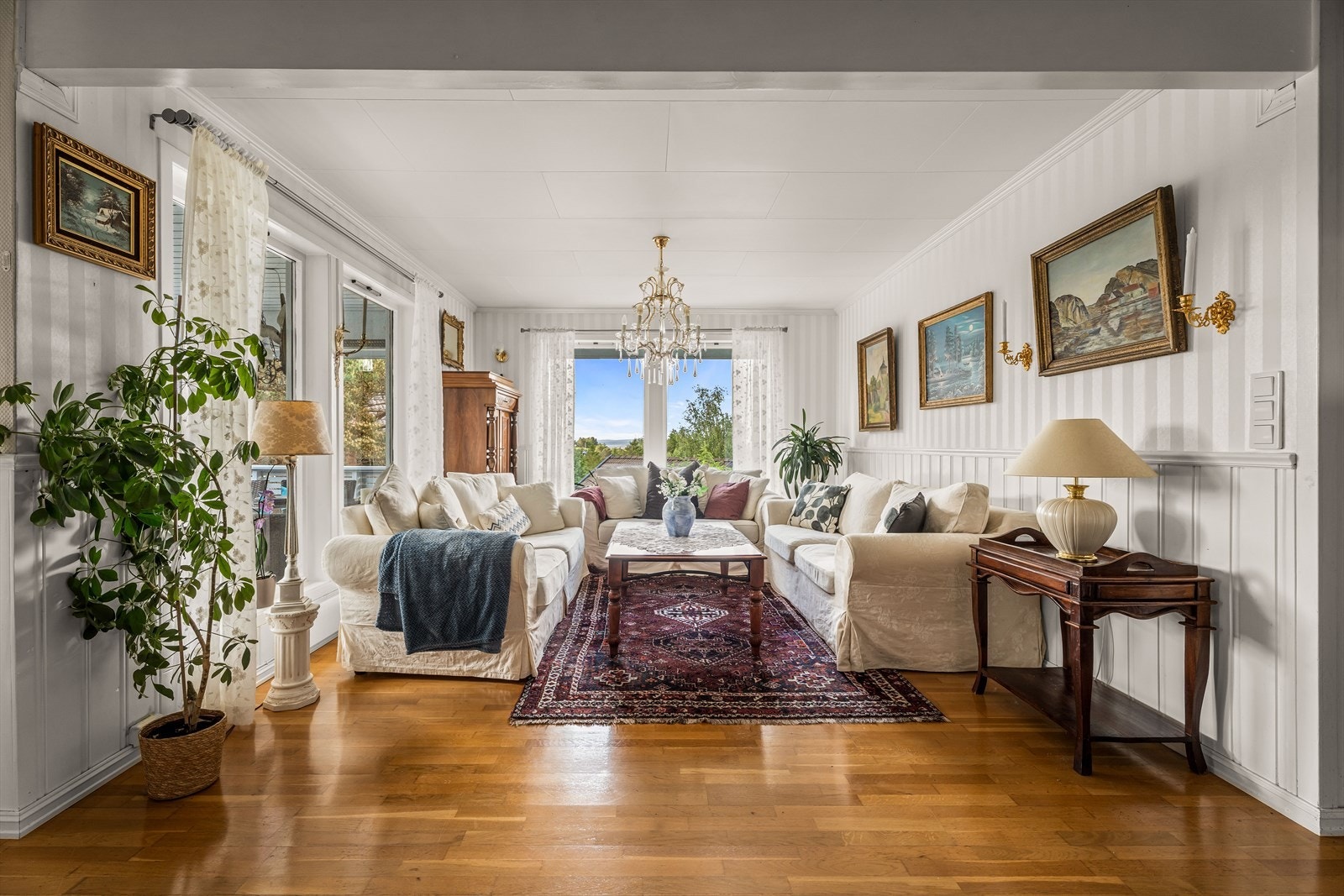 Store vindusflater gir rikelig med dagslys og utsikt mot omgivelsene. Galleribilde