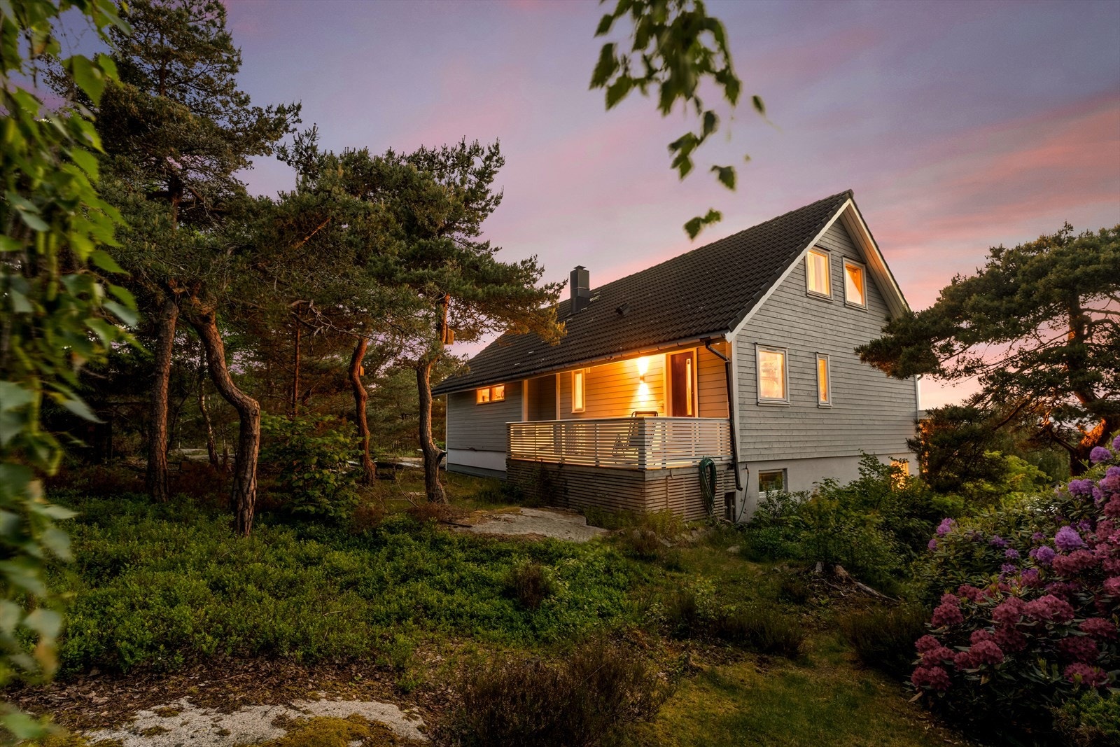 Boligen har skogen som nærmeste nabo. Galleribilde