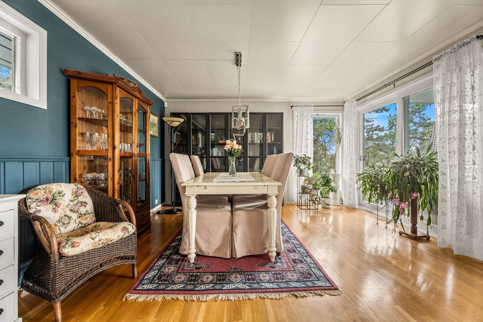 Fra stuen er det direkte utgang til en nordvestvendt terrasse via en heve-skyve-dør. Galleribilde