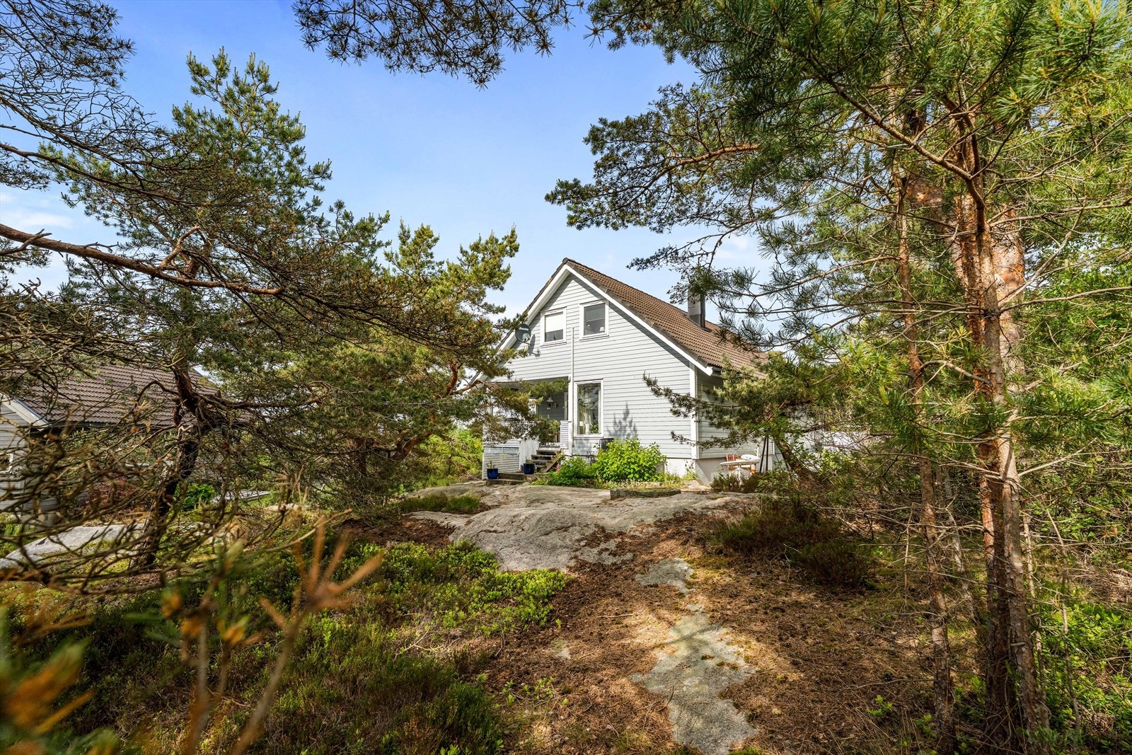 Eiendommen ligger tilbaketrukket og skjermet, med lite gjennomgangstrafikk. Galleribilde