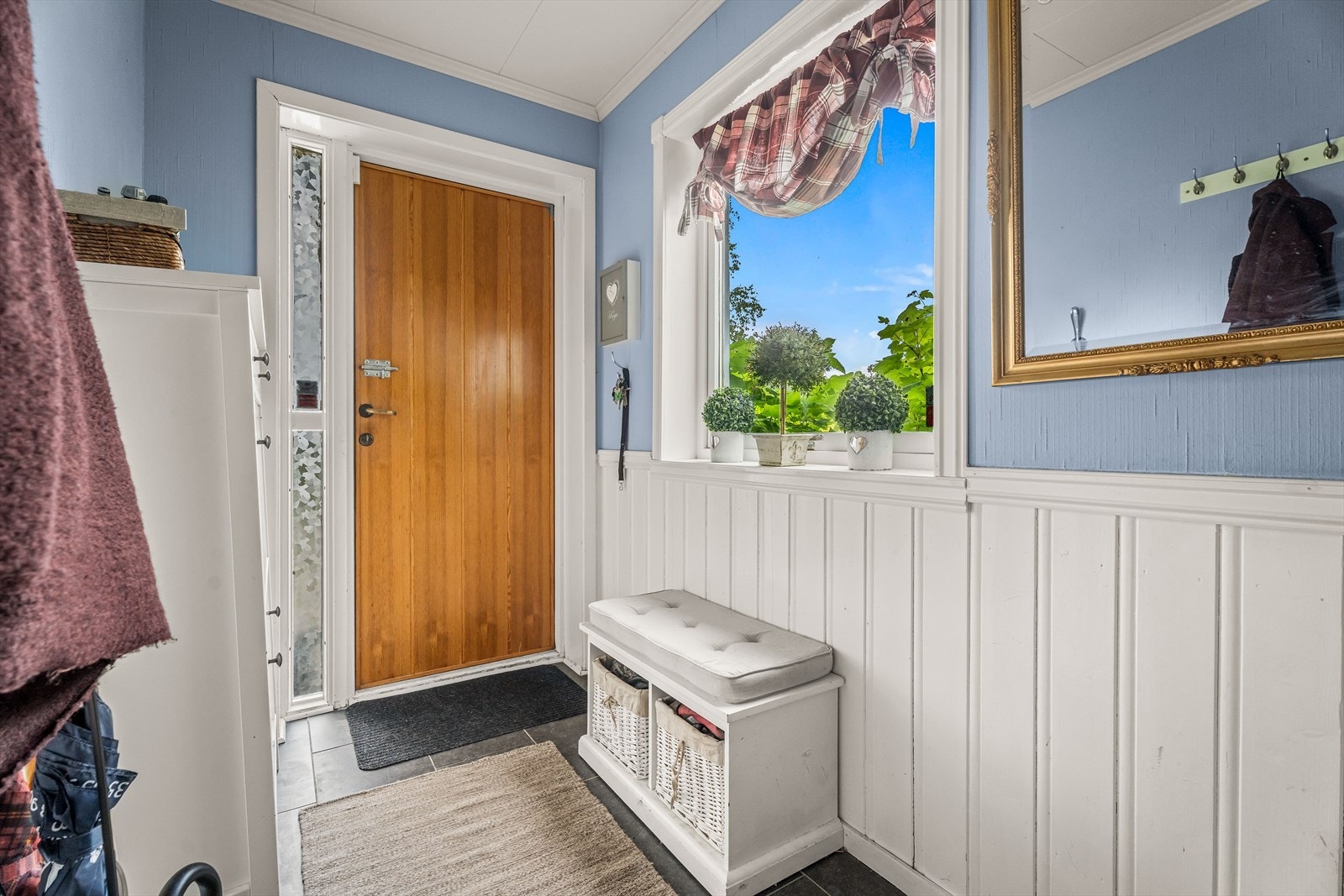 Hovedinngangsdøren er i teak med glassfelt. Galleribilde