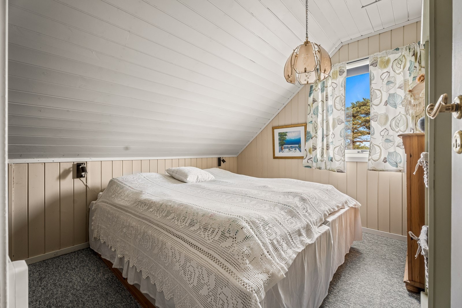 Soverom i andre etasje med panel på vegger og tak. Galleribilde