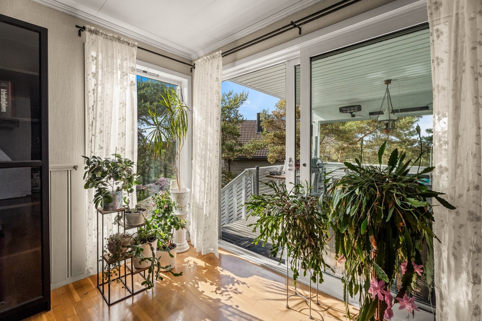 Heve-skyve-døren i tre med 2-lags glass åpner opp mot uteplassen. Galleribilde