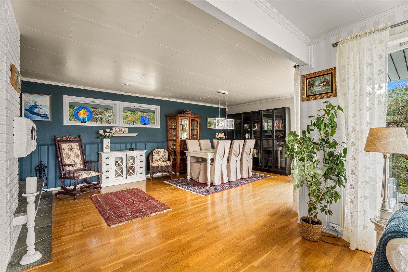 Spisestuen har god plass til store selskaper og er sentralt plassert i stuen. Galleribilde