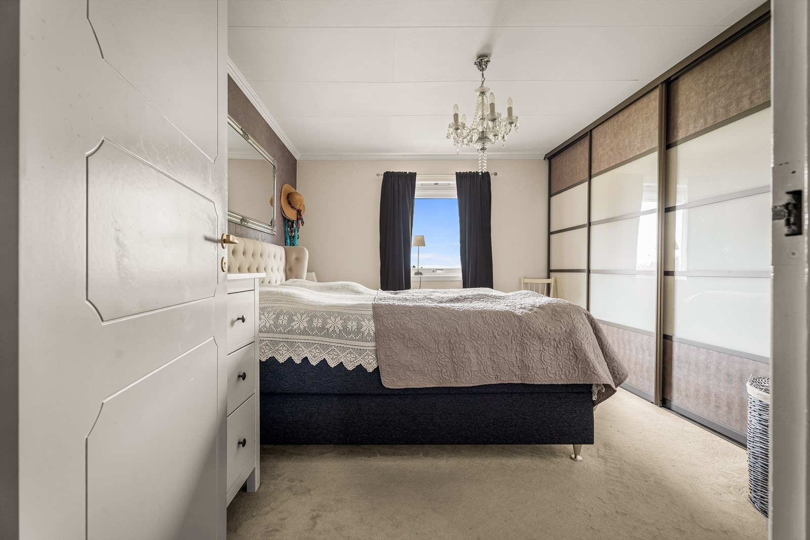 Fra soveromsvinduet er det utsikt mot sjøen. Galleribilde