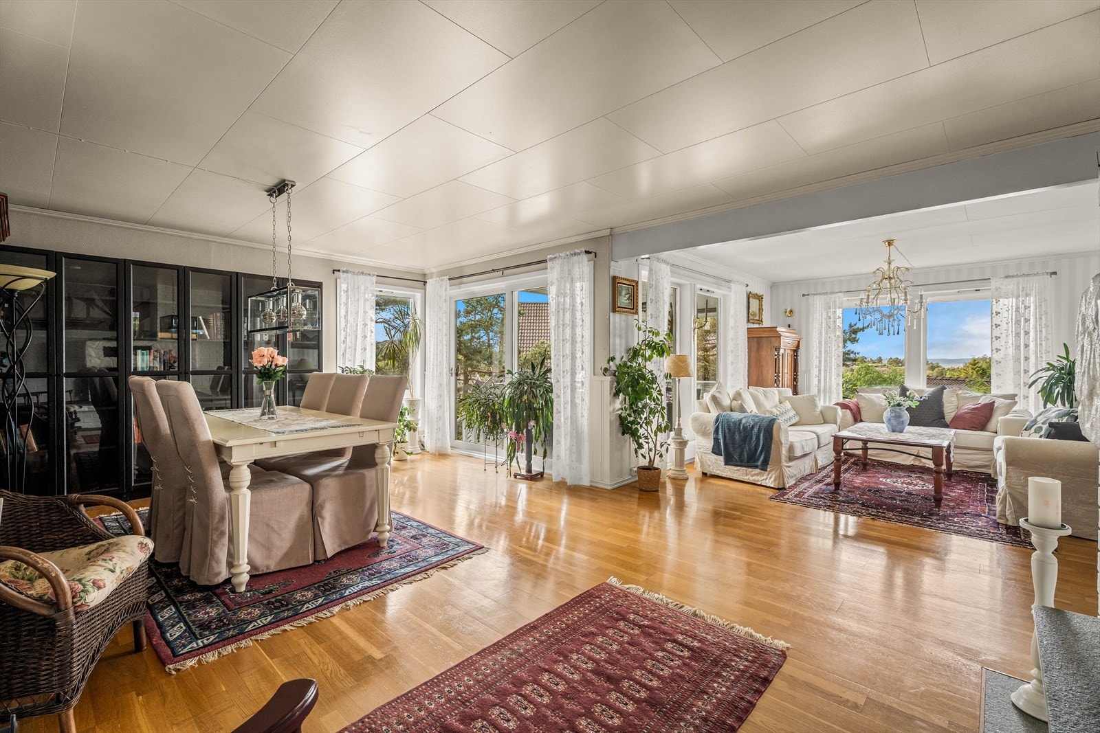 Boligen har en stor dagligstue med utgang til terrasse. Galleribilde