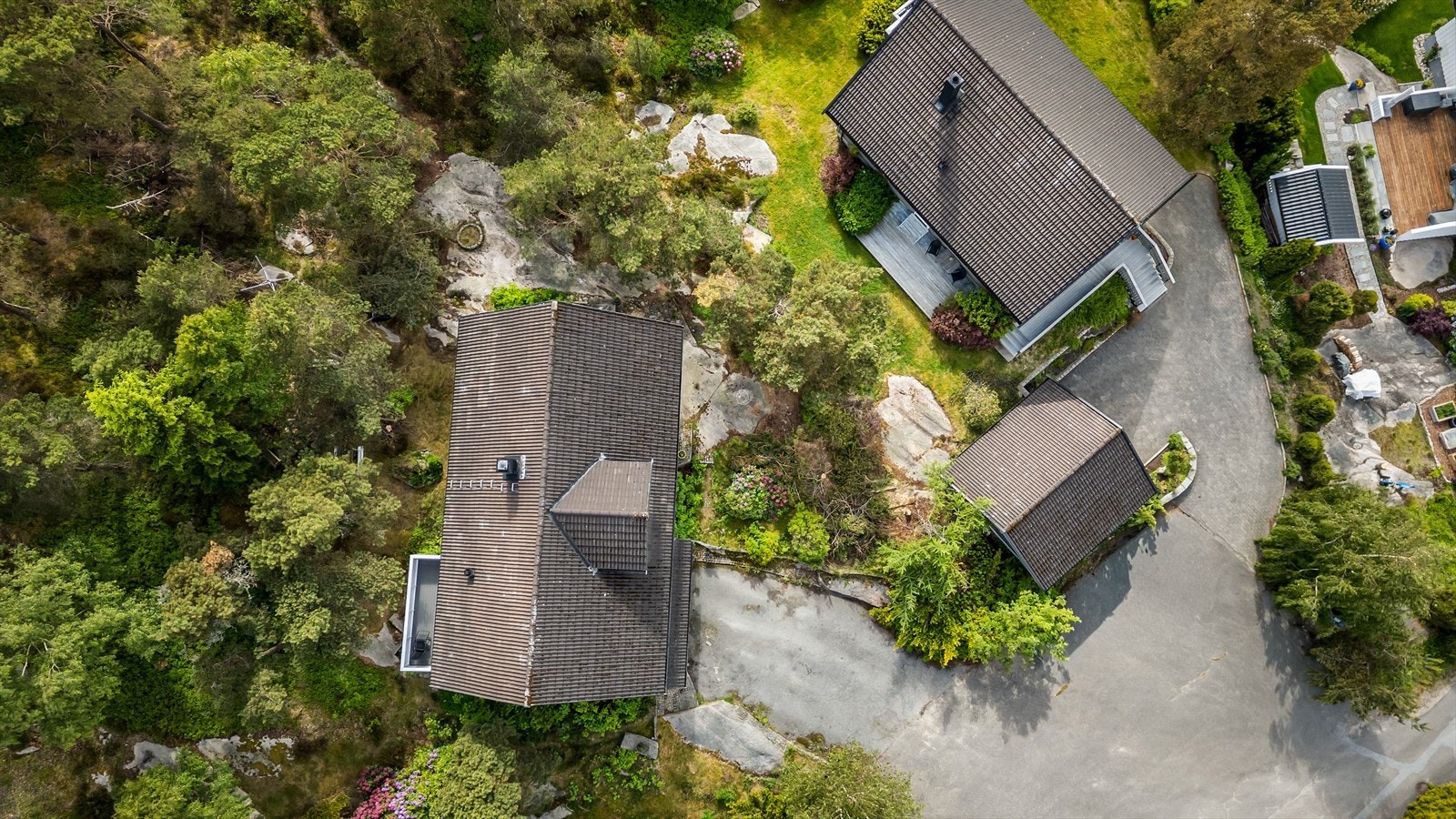 Asfaltert adkomst og oppstillingsplass for biler på egen tomt. Galleribilde