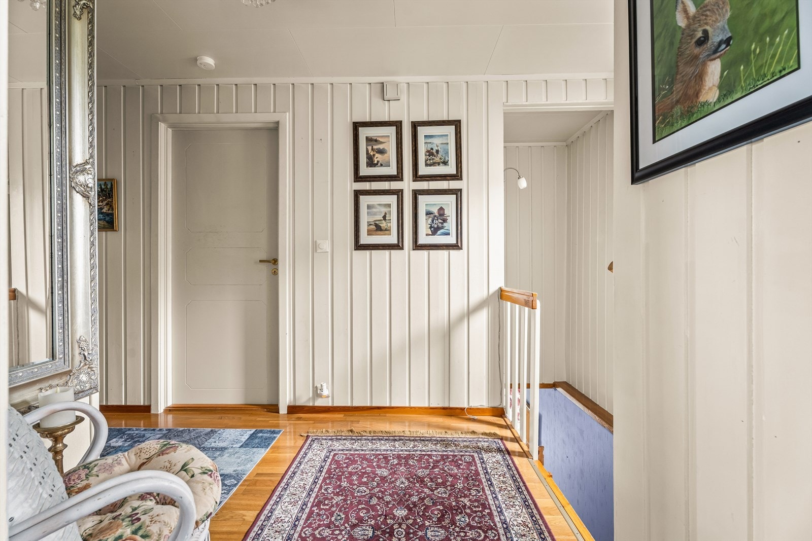 En langsgående gang gir tilgang til soverom, bad og vaskerom i første etasje. Galleribilde