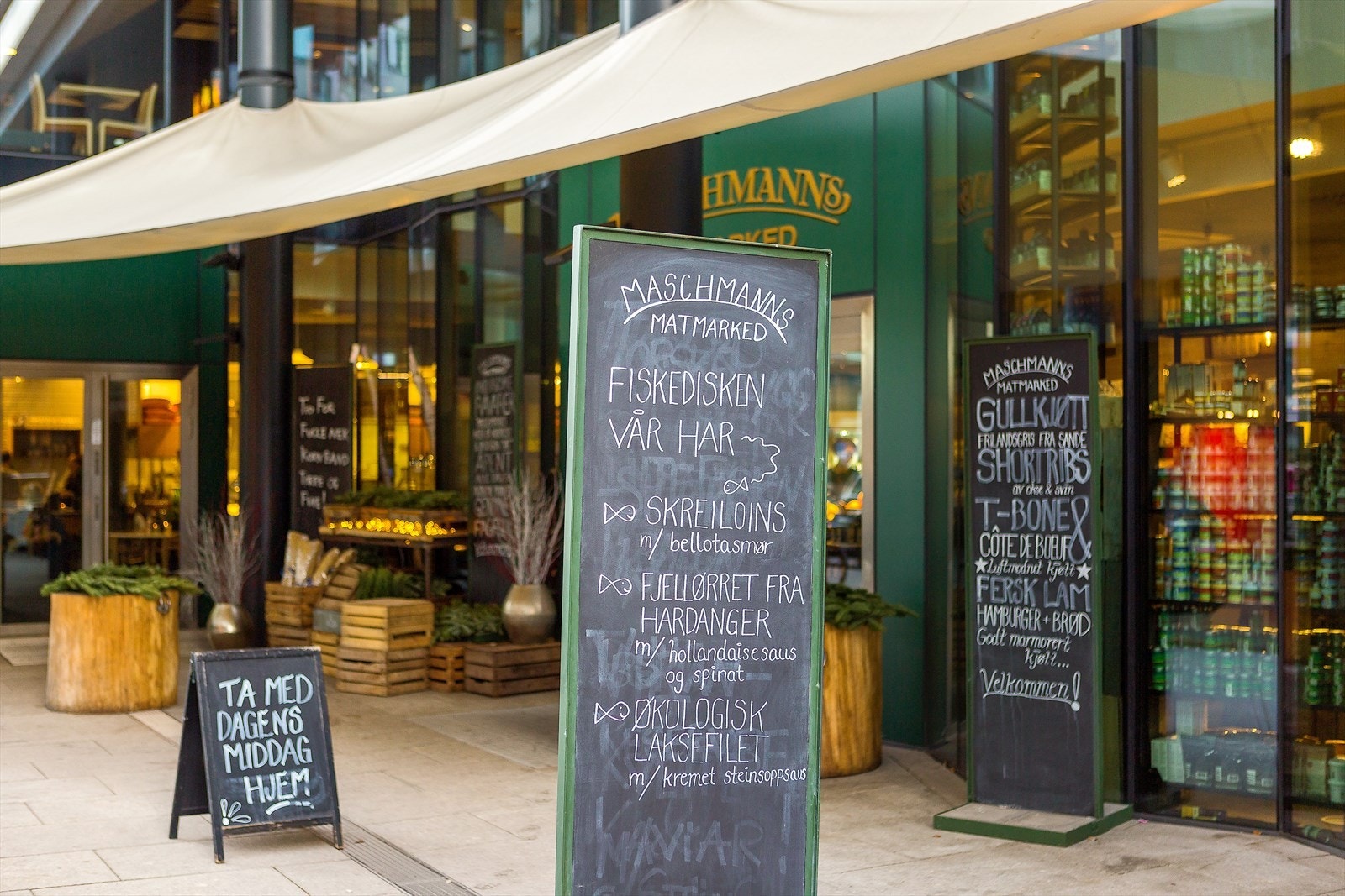 Det er kort vei til Karenslyst Allè på Skøyen som fremstår som et av byens mest populære gater med et rikt og spennende utvalg av mote, interiør, kafeèr/ restauranter m.m. Galleribilde