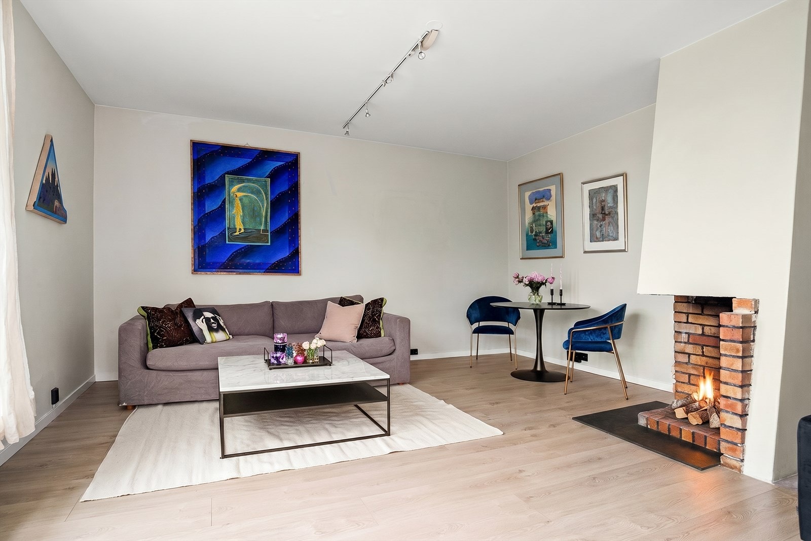 Stuen har god plass til både sofagruppe og spisebord. Galleribilde