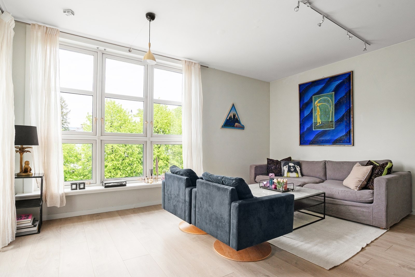 Stor og lys stue med med store vindusflater og god takhøyde. Galleribilde