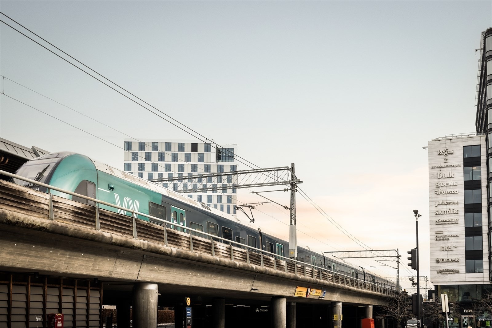 Det er nærhet til alt av offentlig kommunikasjon via buss, trikk, T-bane, tog og flytog. Galleribilde