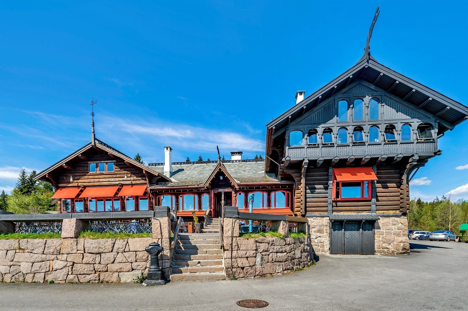 I nærområdet finner du flere populære serveringssteder, blant annet Frognerseteren restaurant og historiske Holmenkollen Park Hotell, som også tilbyr badebasseng, spa og treningssenter Galleribilde