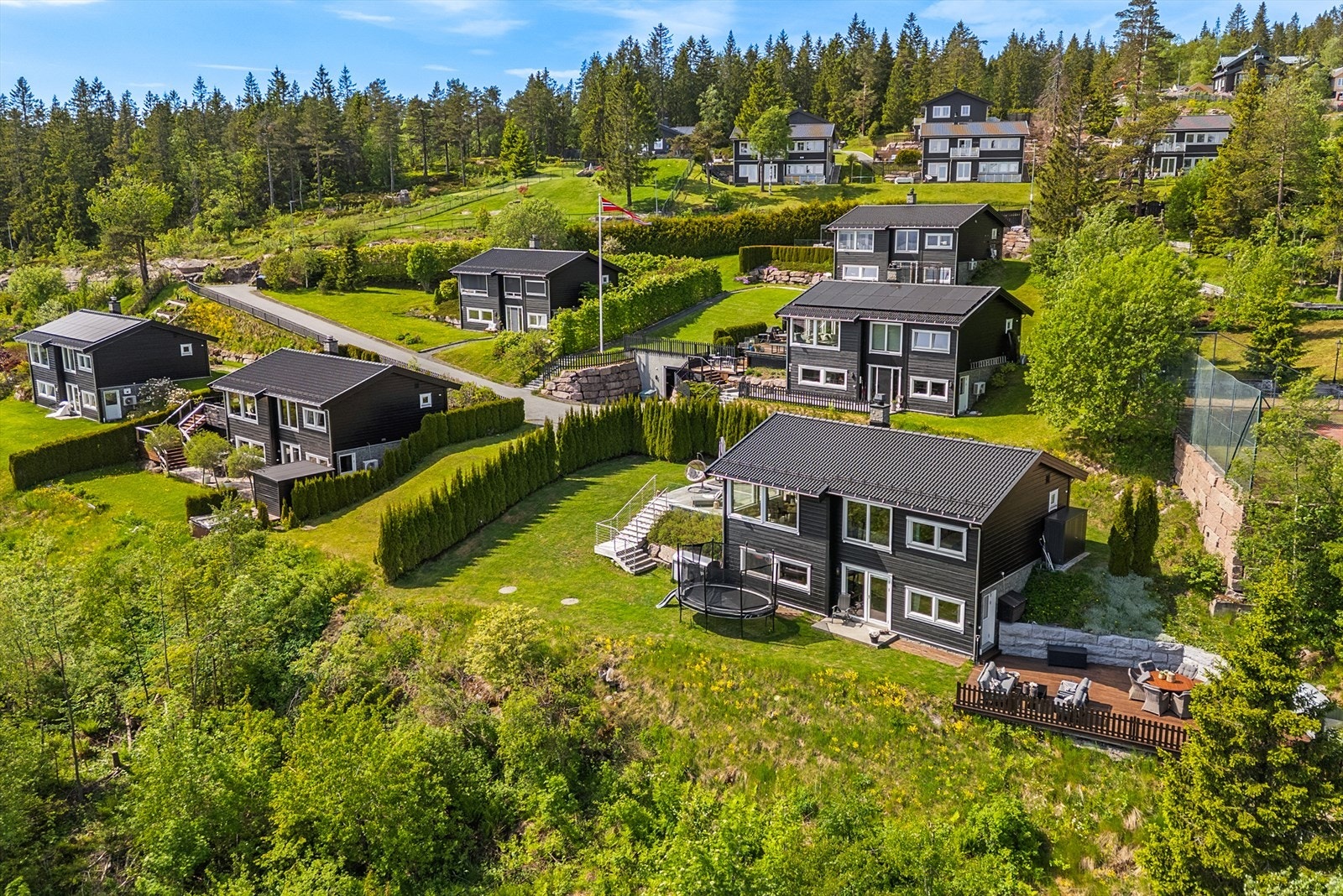 Området sokner til Grindbakken barneskole. Det er flere gode barnehager i området, bl.a. populære Norlandia Voksentoppen friluftsbarnehage, Nordlandia Skistua ved Frognerseteren og Tomms hytter. Alle med stort fokus på friluftsliv Galleribilde