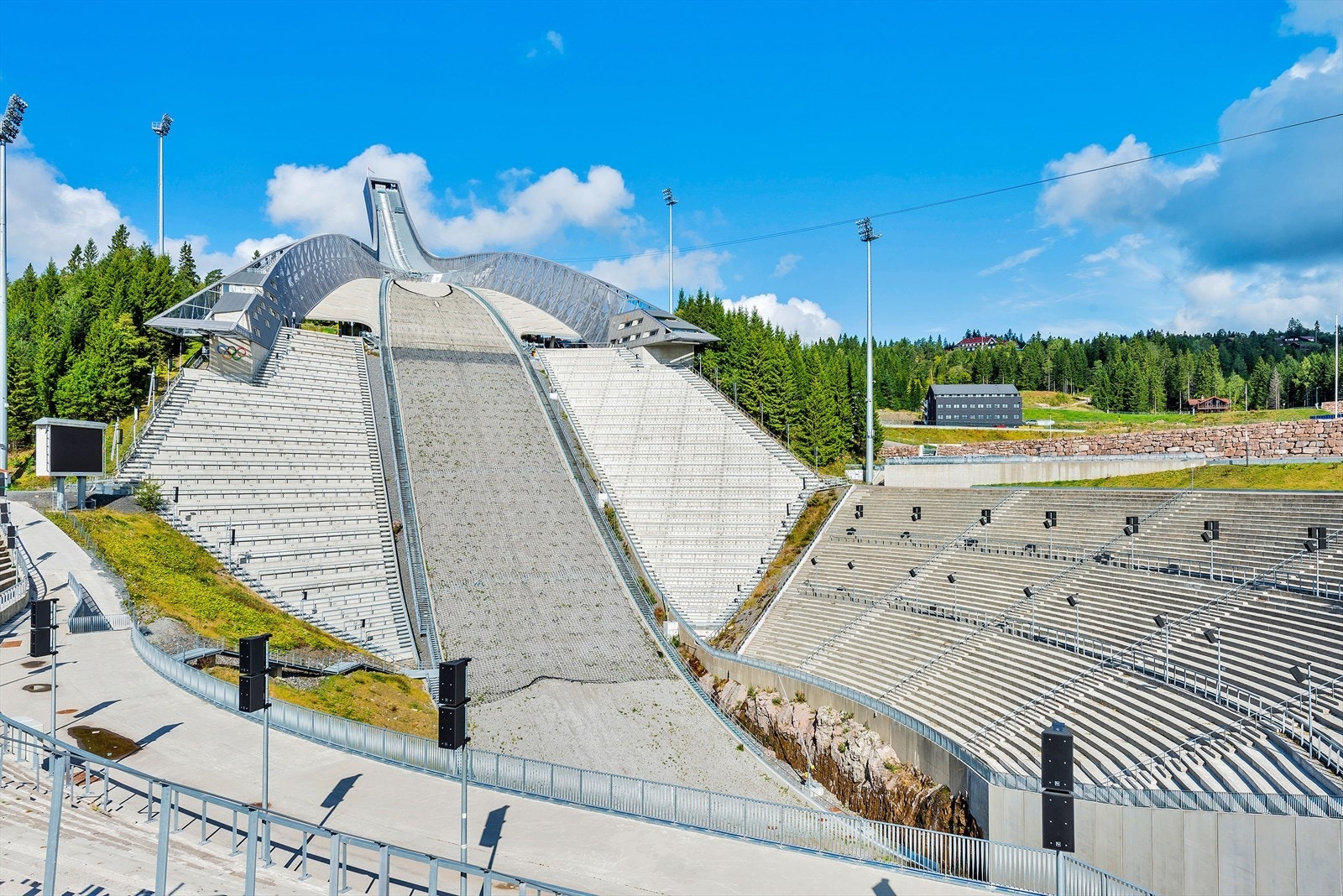 Det er kort vei til Holmenkollen Riksanlegg med langrenns- og skiskytterarena, rulleskiløyper, Kollensvevet zipline og Oslo Sommerpark med klatreparker for store og små Galleribilde