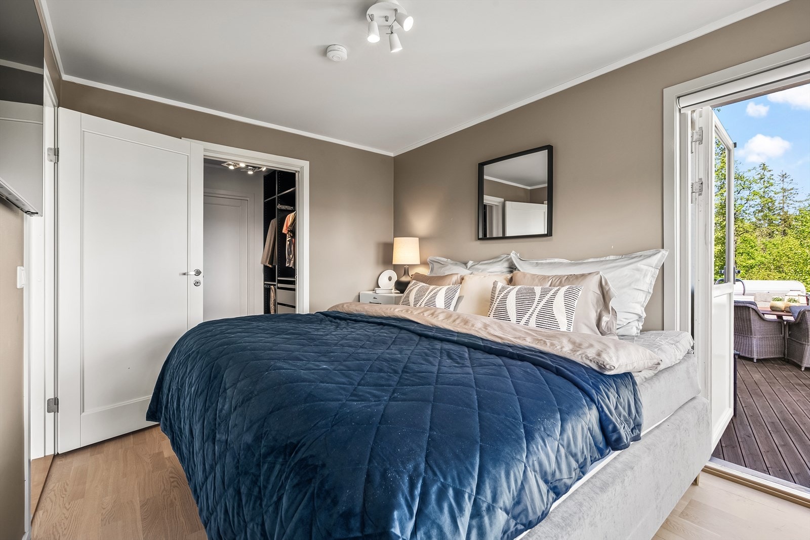 Soverommet har eget bad og praktisk walk-in garderobe Galleribilde
