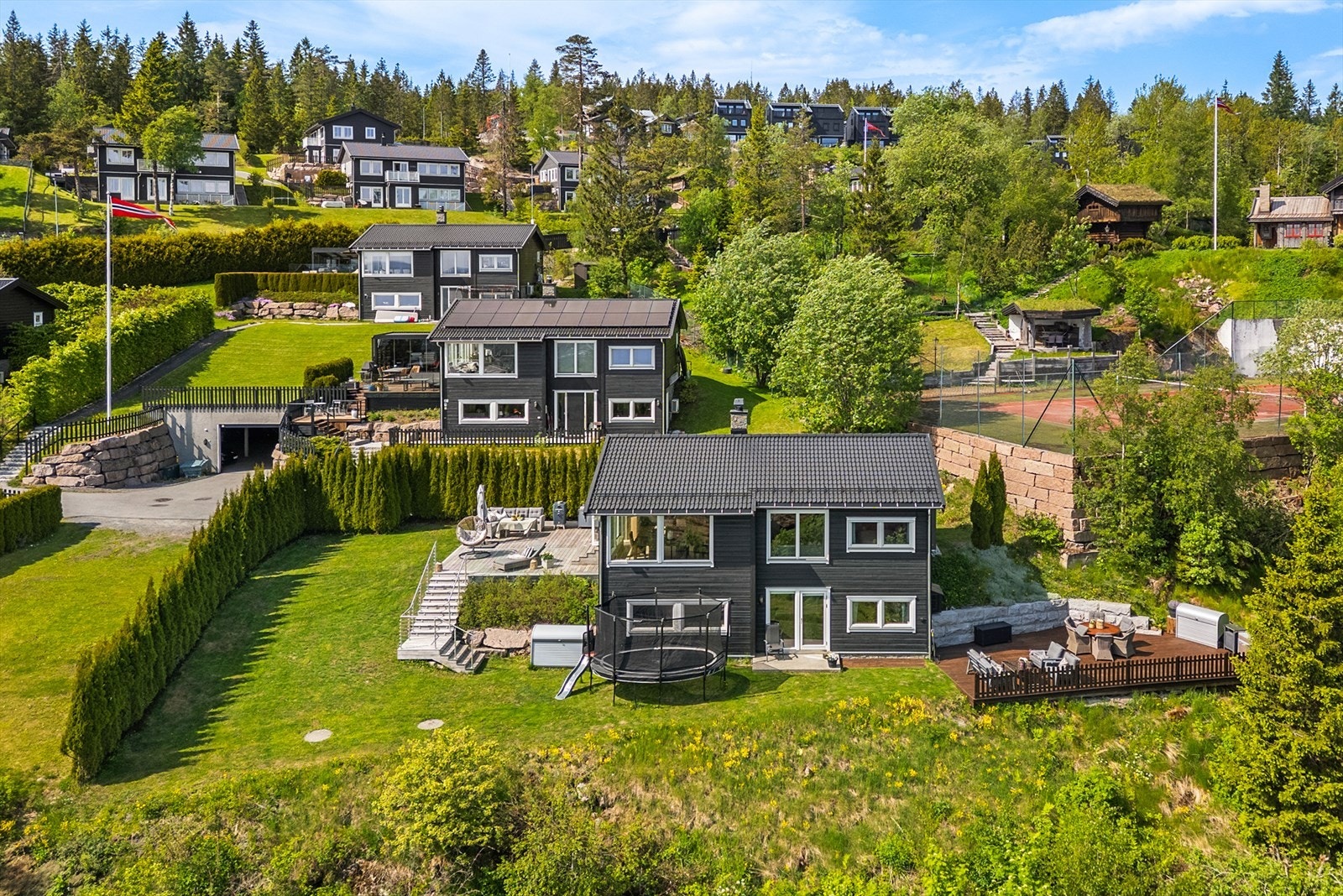 Innerst på feltet, i fremste rekke ved markagrensen. En sjelden flott beliggenhet med både privatliv, utsikt og natur rett utenfor døren Galleribilde