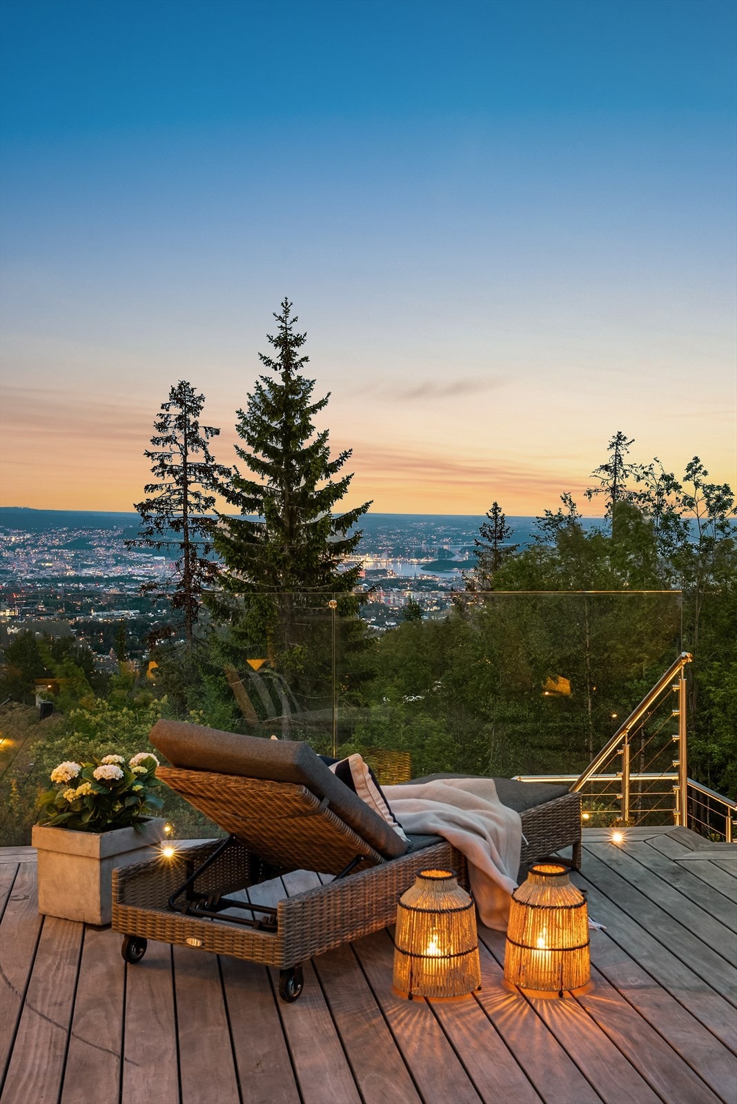 Terrassen er utført med Kebony terrassebord med skjult innfestning og integrert belysning i dekke og trapp. Glassrekkverk sørger for at utsikten kan nytes uten visuelle hindringer Galleribilde
