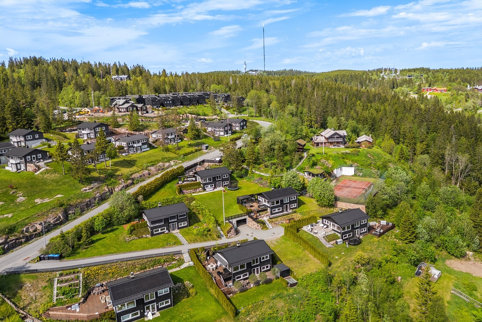 Boligen ligger rett ved innfartsporten til en av de fineste delene av Nordmarka med sitt unike turterreng og særpreg. Flotte skogstier, sykkelveier og utallige skiløyper ligger så og si rett utenfor inngangsdøren Galleribilde