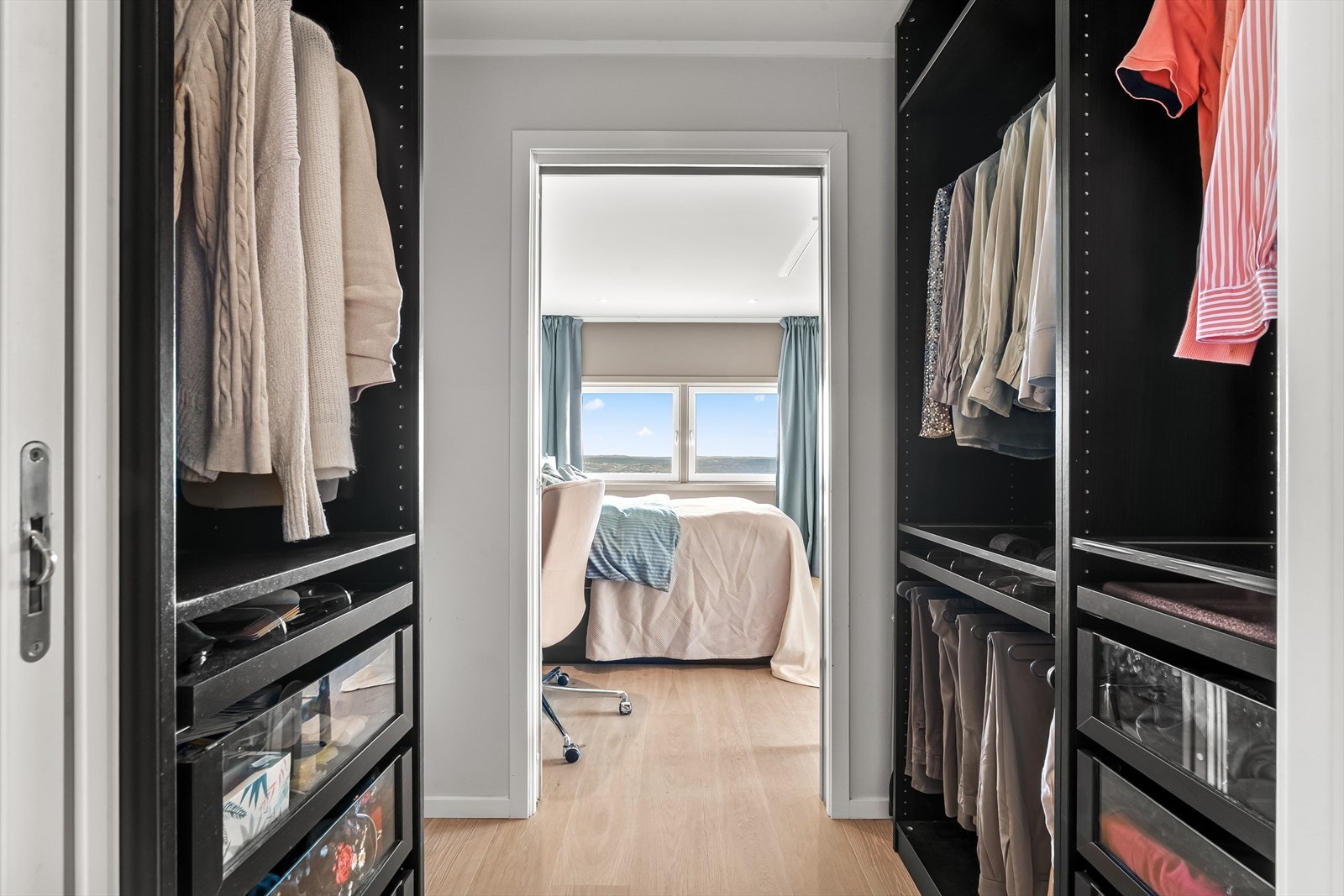 Praktisk walk-in garderobe med gode oppbevaringsmuligheter Galleribilde