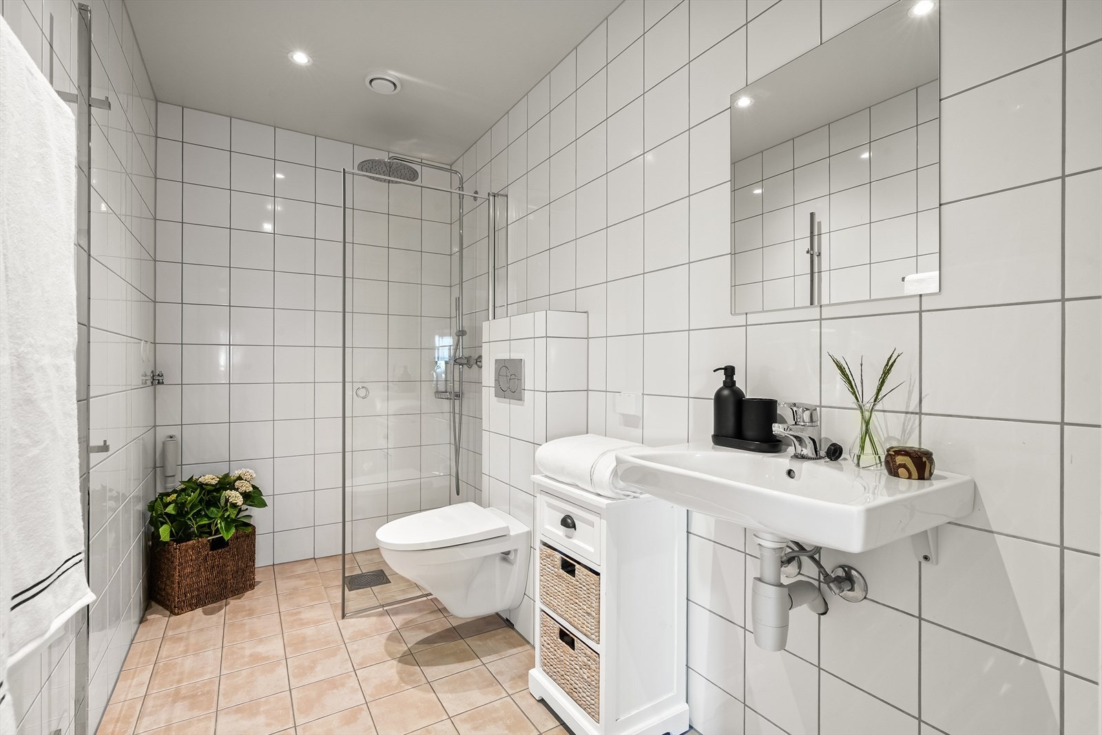 Helfliset bad i underetasje med varmekabler i gulv, downlights i himling og opplegg for vaskemaskin Galleribilde