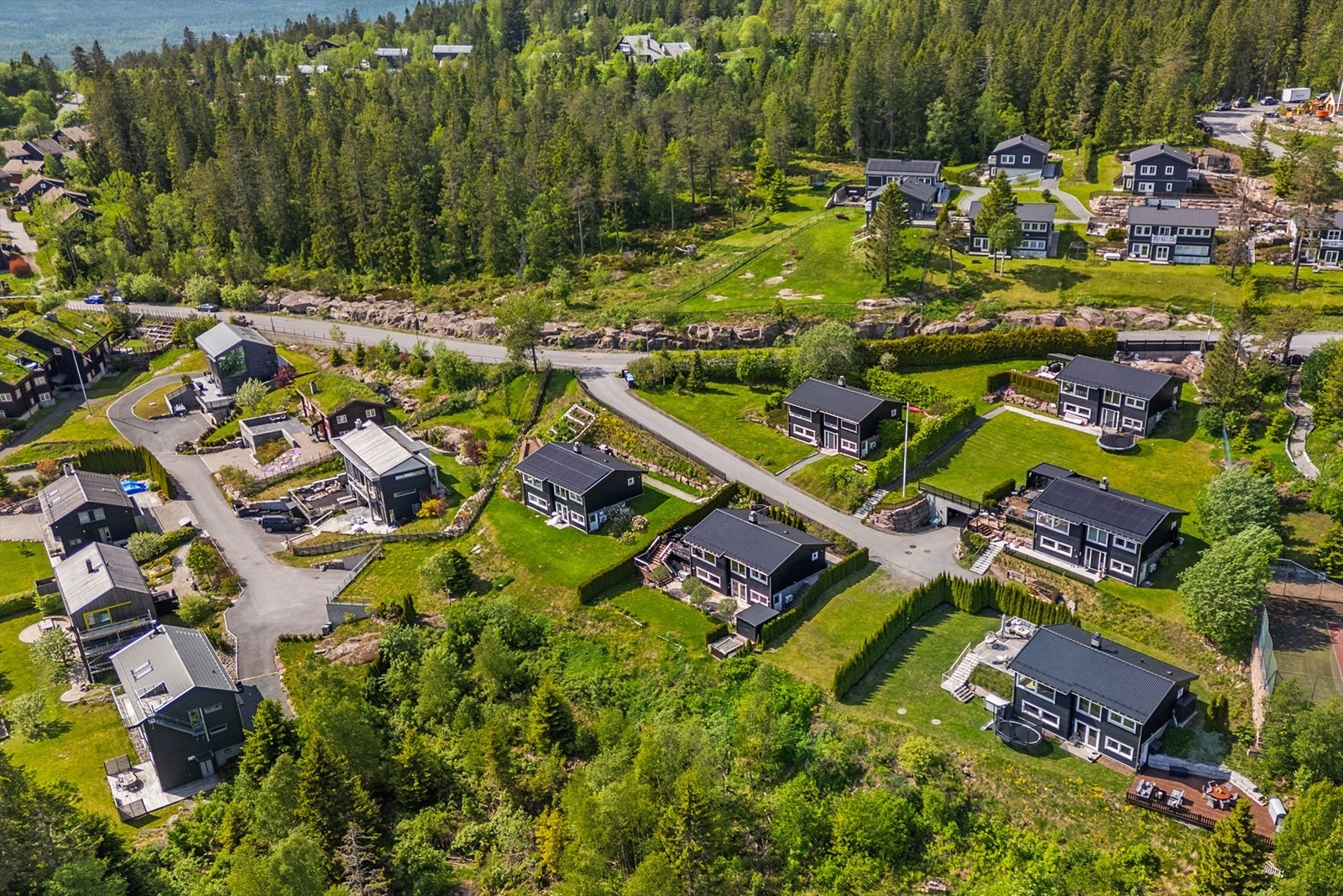 Sommerstid venter flotte turstier, sykkelruter og badevann, mens vinteren byr på milevis med preparerte skiløyper Galleribilde