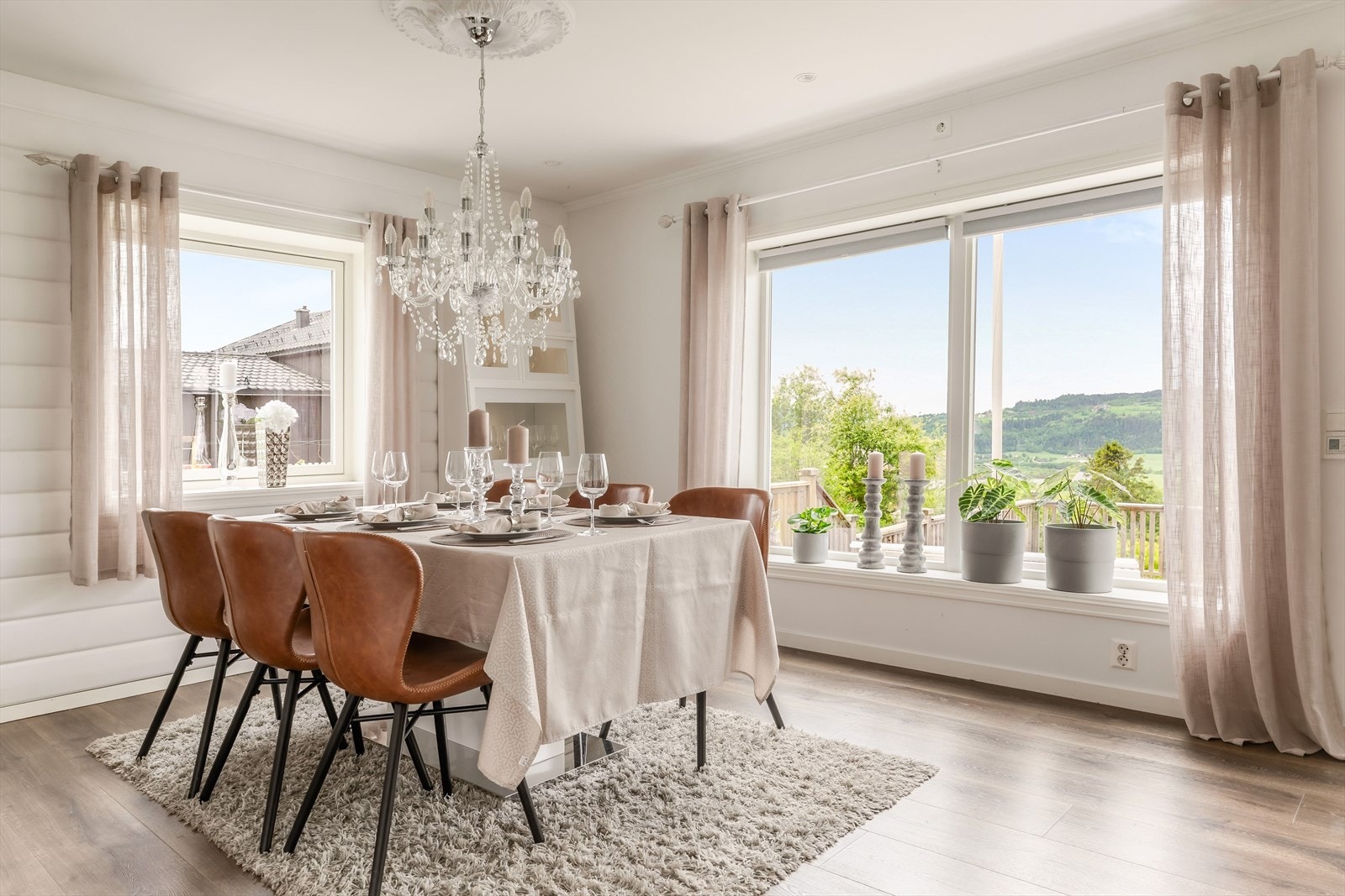 Fra spiseplassen og stuen er det flott kontakt med terrassen og utsikten utenfor. Galleribilde