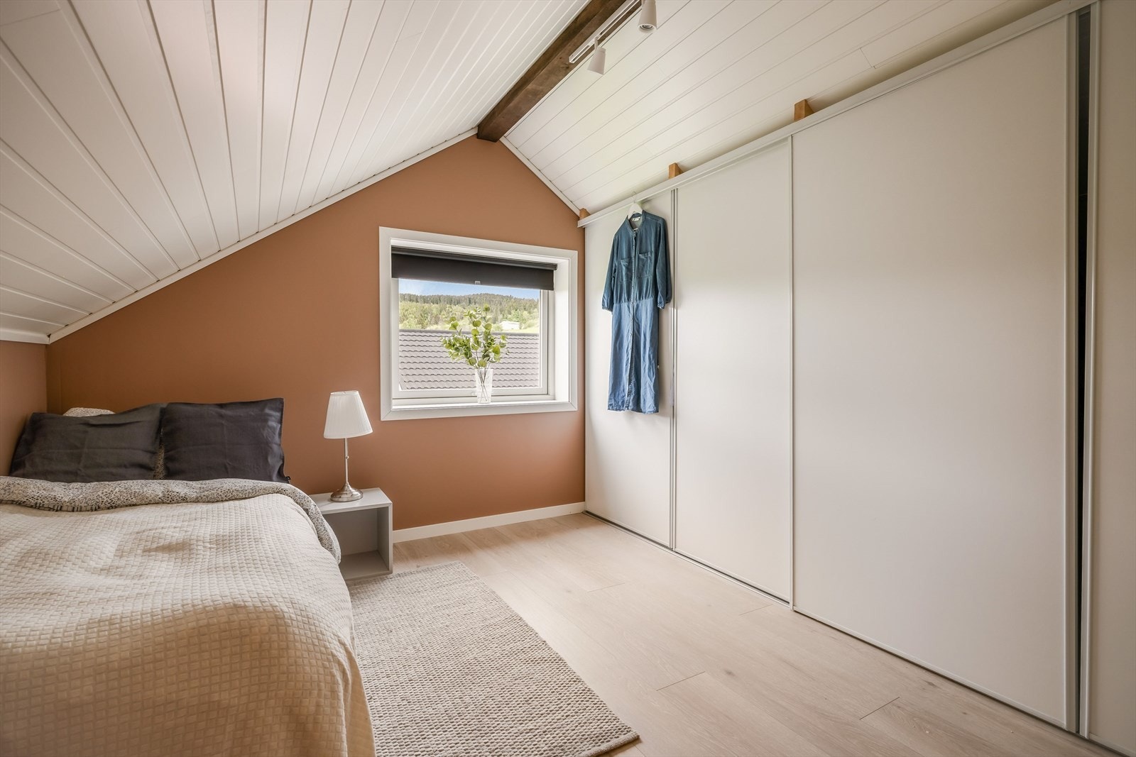 Det ene rommet er innredet med en praktisk skyvedørsgarderobe. Galleribilde