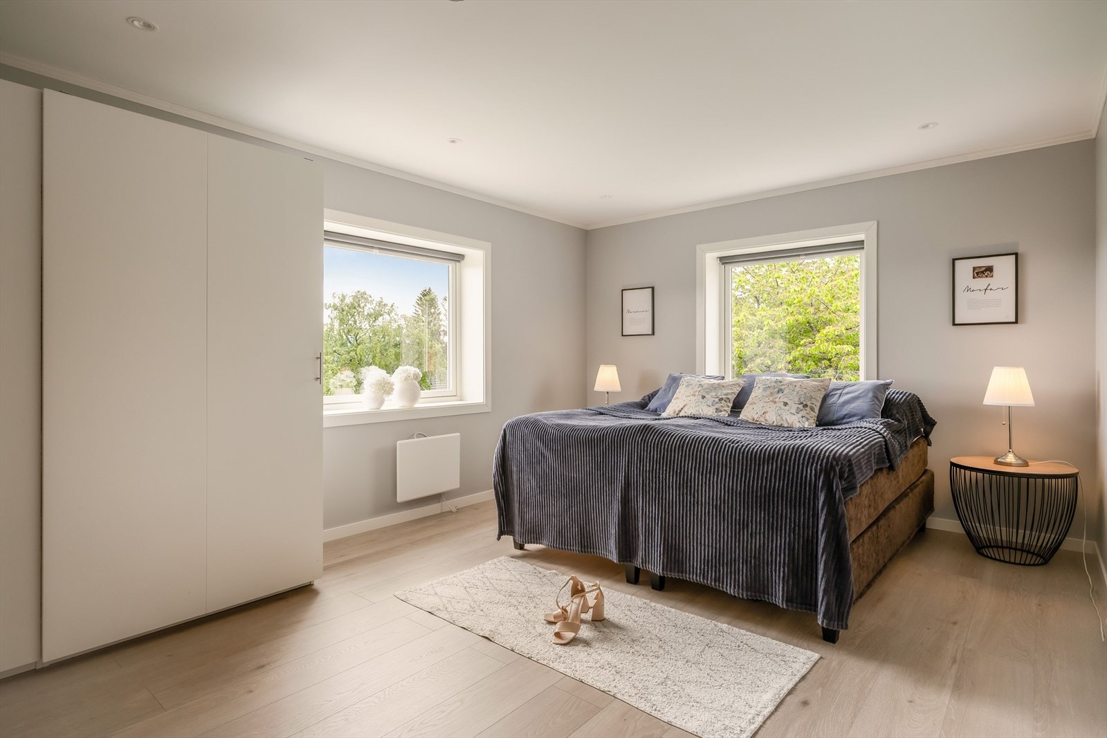 Soverommene i 2. etasje fremstår lyse og romslige, med god plass til seng, garderobe og eventuelt skrivebord. Galleribilde