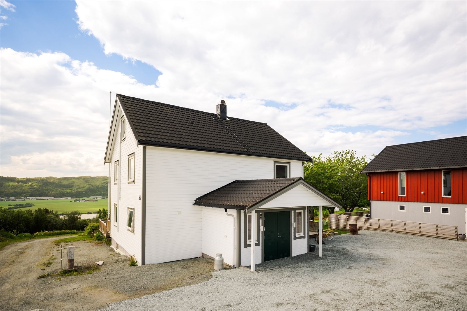 Den store gårdsplassen gir meget gode parkeringsmuligheter, med plass til ca. 20 biler. Galleribilde