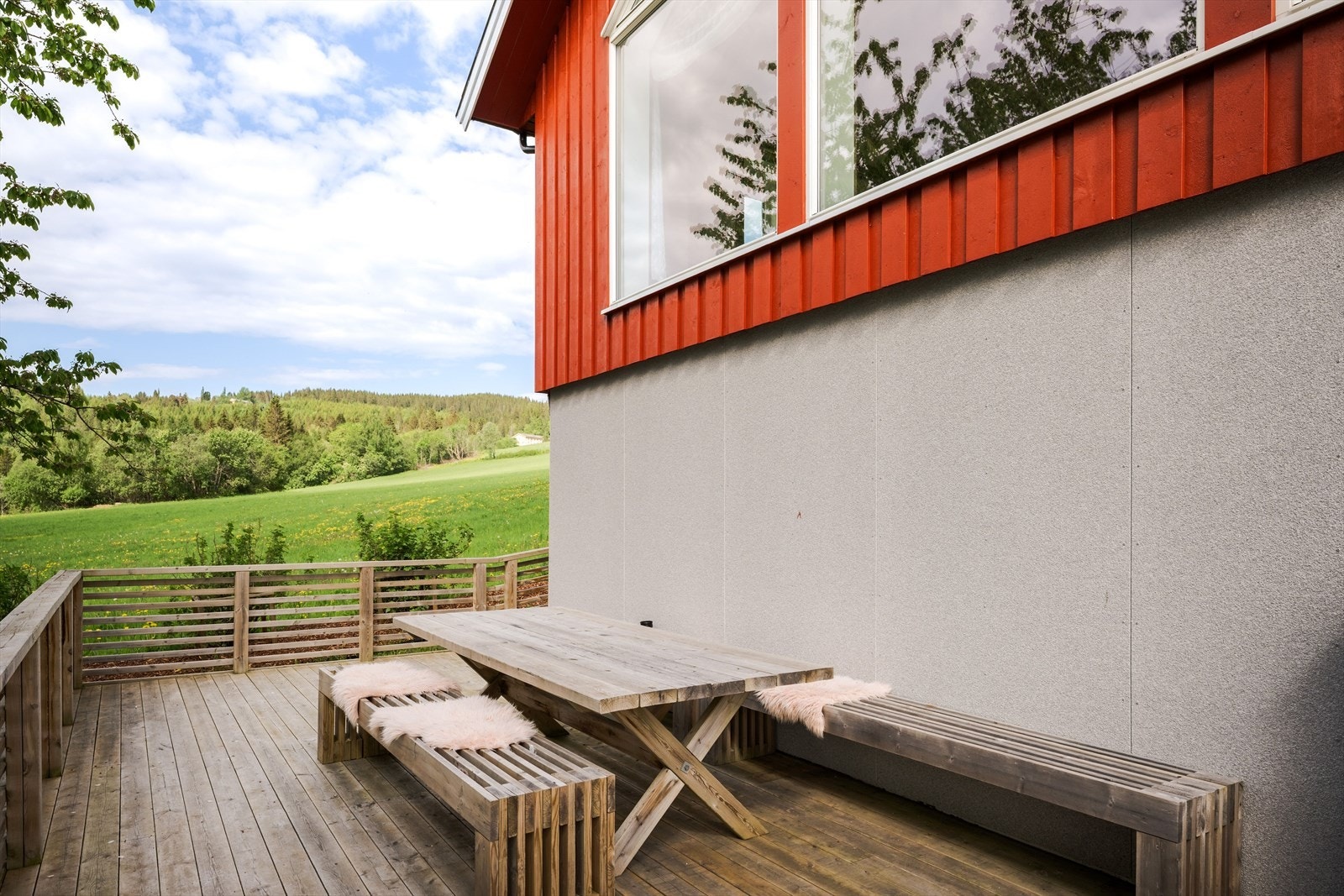 Forsamlingslokalet har i tillegg egen terrasse/uteplass, noe som gir ekstra gode muligheter for servering og uteopphold ved selskaper og arrangementer. Galleribilde