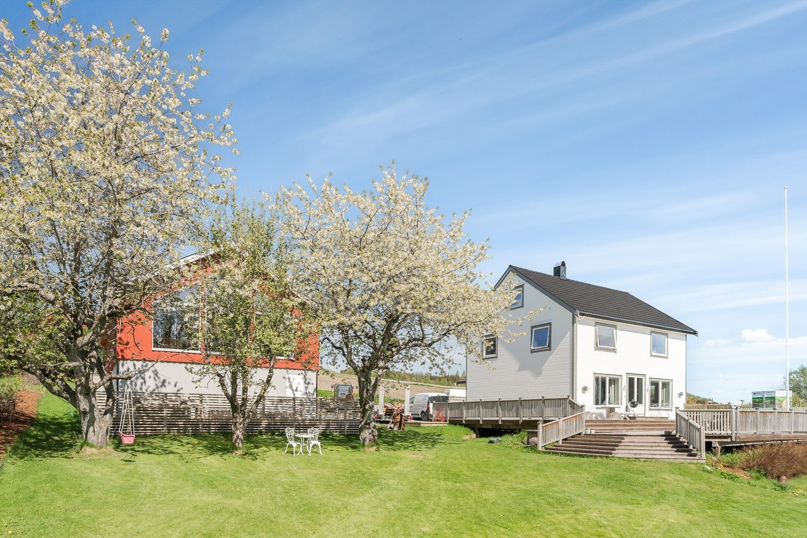Heimdal sentrum ligger ca. 8 minutter unna med bil og har et bredt utvalg av servicefunksjoner, blant annet dagligvarebutikker, restauranter, treningssenter, bakeri, fiskehandler og frisør. Galleribilde