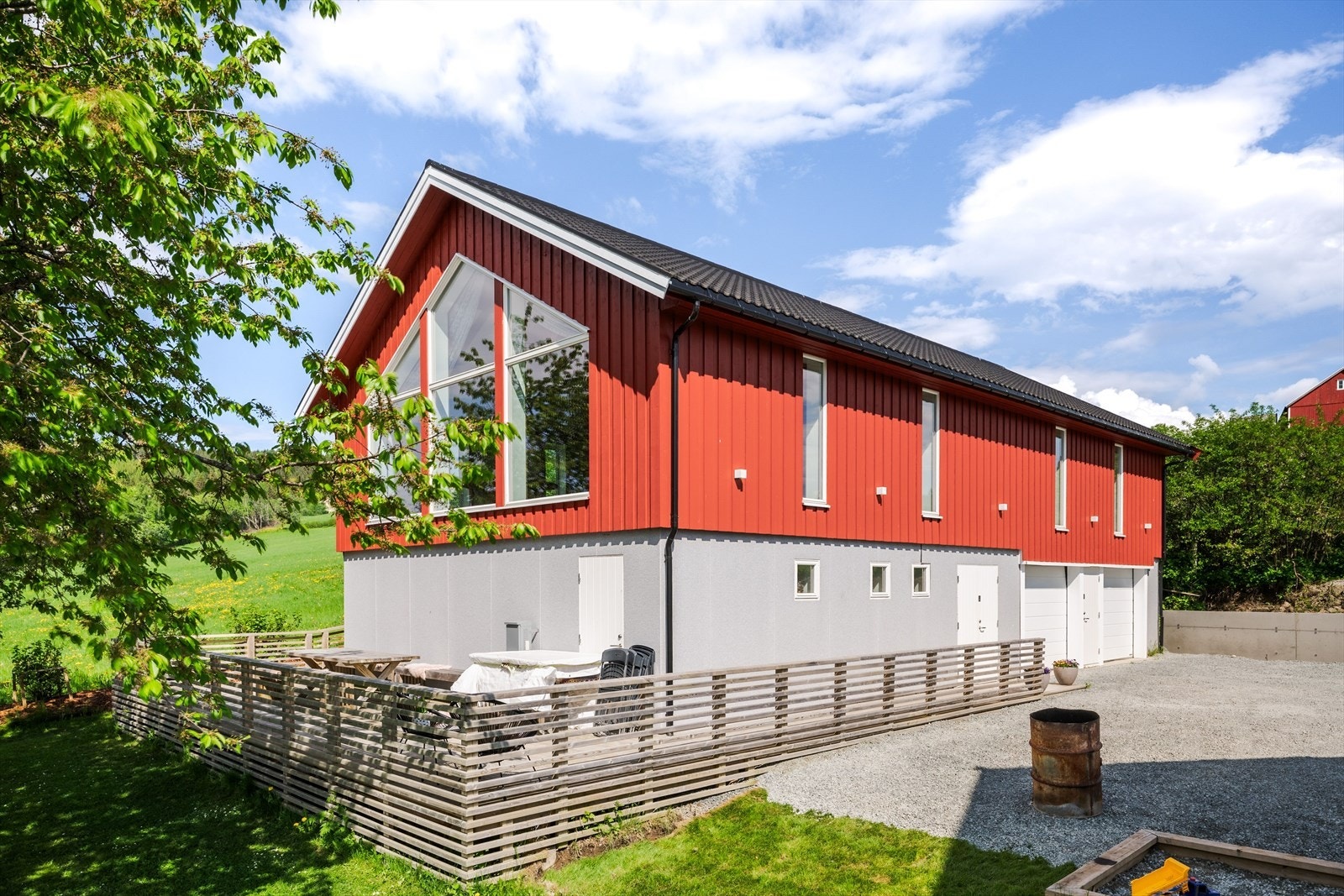På eiendommen står et eget bygg med forsamlingslokale og garasje - omtalt som "Casa Leinbakkan". Galleribilde