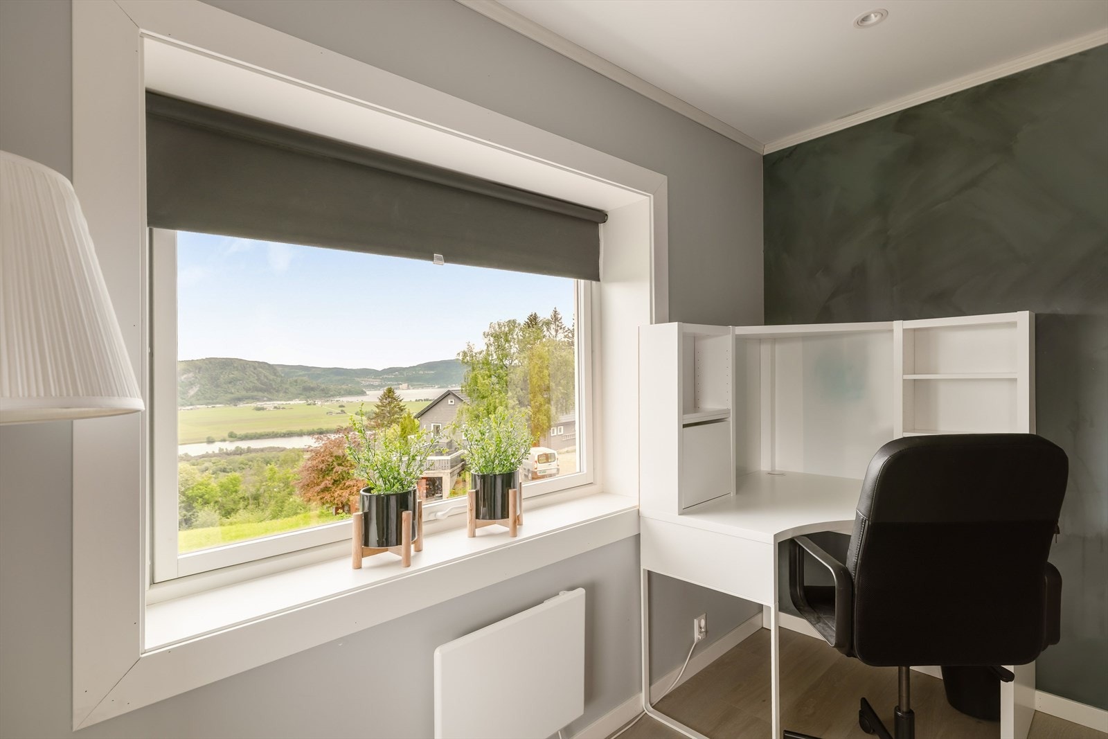 Dette gir en svært god planløsning for familier, med flere soverom samlet i samme etasje som badet, samtidig som loftet gir ekstra fleksibilitet. Galleribilde