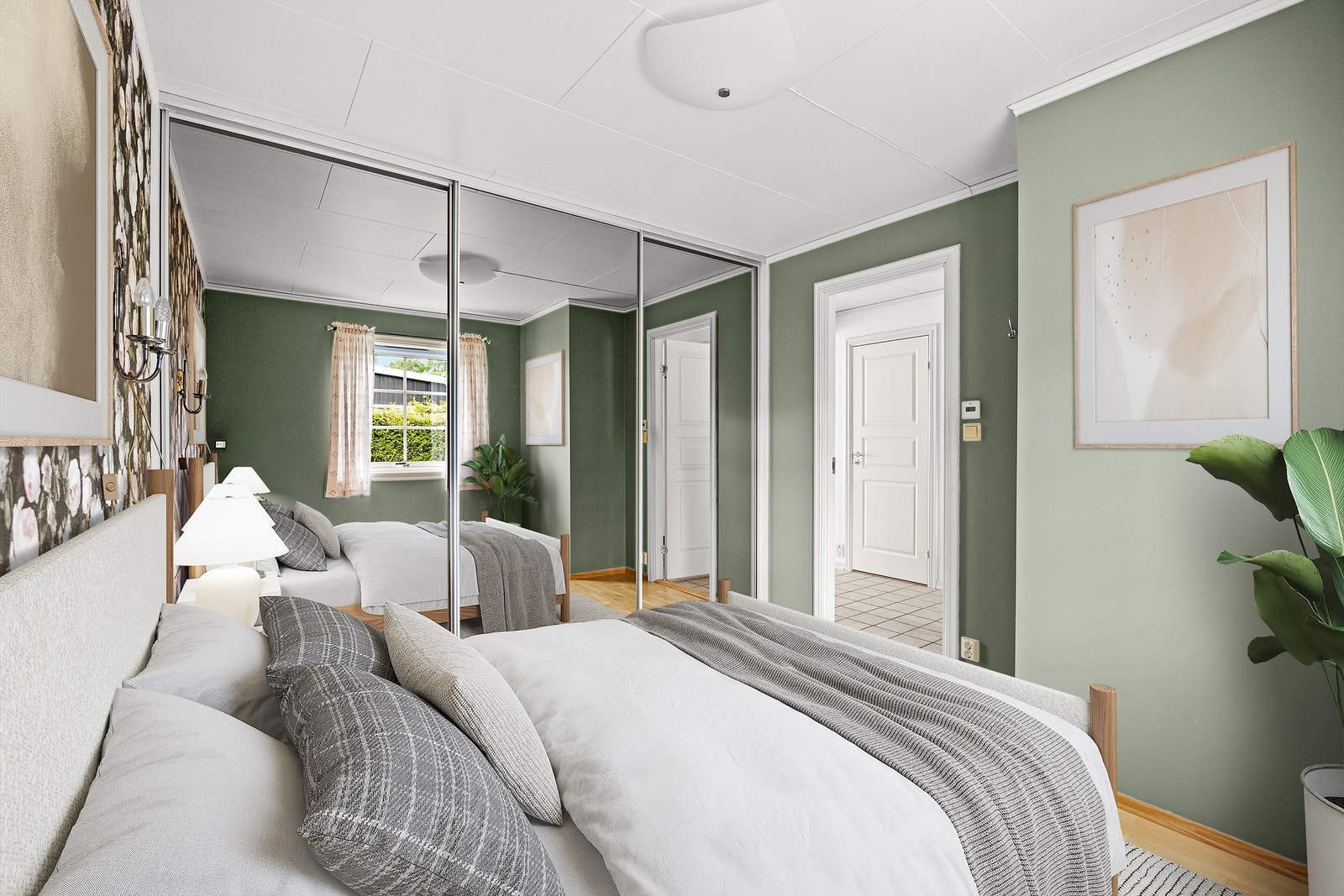 Romslig soverom med skyvedørsgarderobe Galleribilde