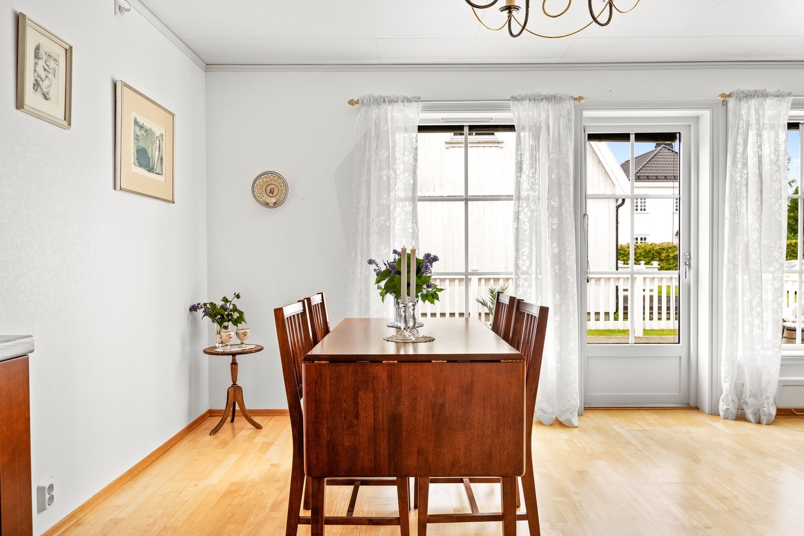 Spisestuen er plassert i tilknytning til både kjøkkenet og utgangen til terrassen. Galleribilde