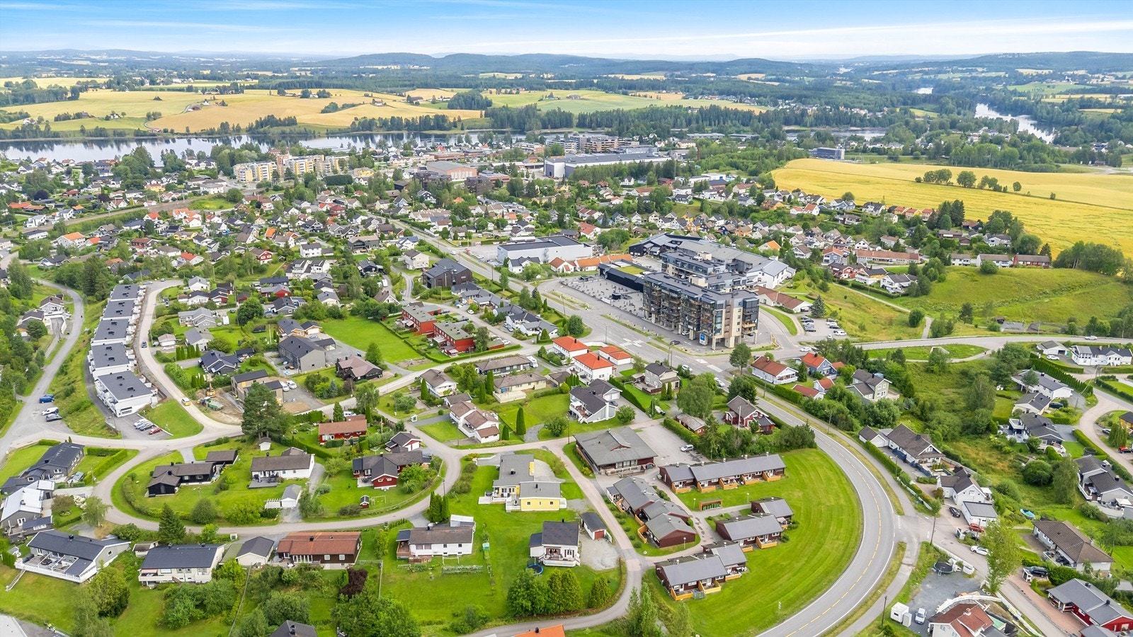 Nærområde. Leiligheten ligger meget sentralt til med kort avstand til butikker, servicetilbud, gode kollektivmuligheter, bademuligheter, flotte turmuligheter m.m. Galleribilde
