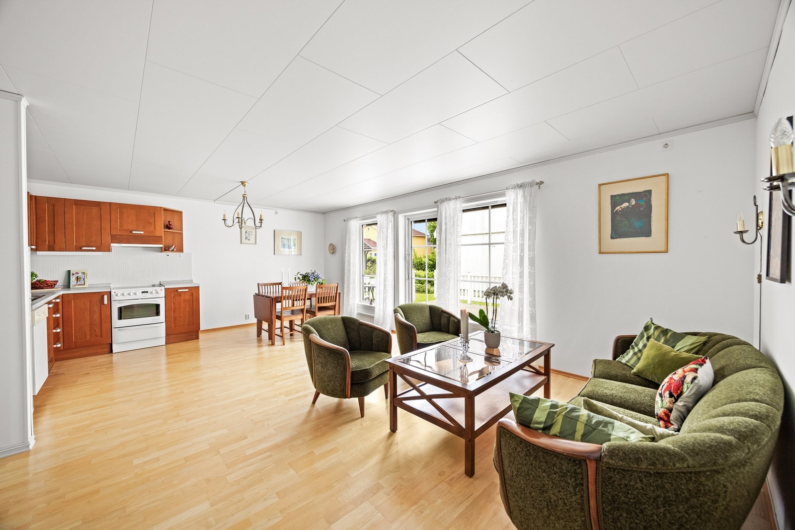 Stuen har god plass til både sofagruppe og spisebord, og en takhøyde på ca. 2,40 meter. Galleribilde