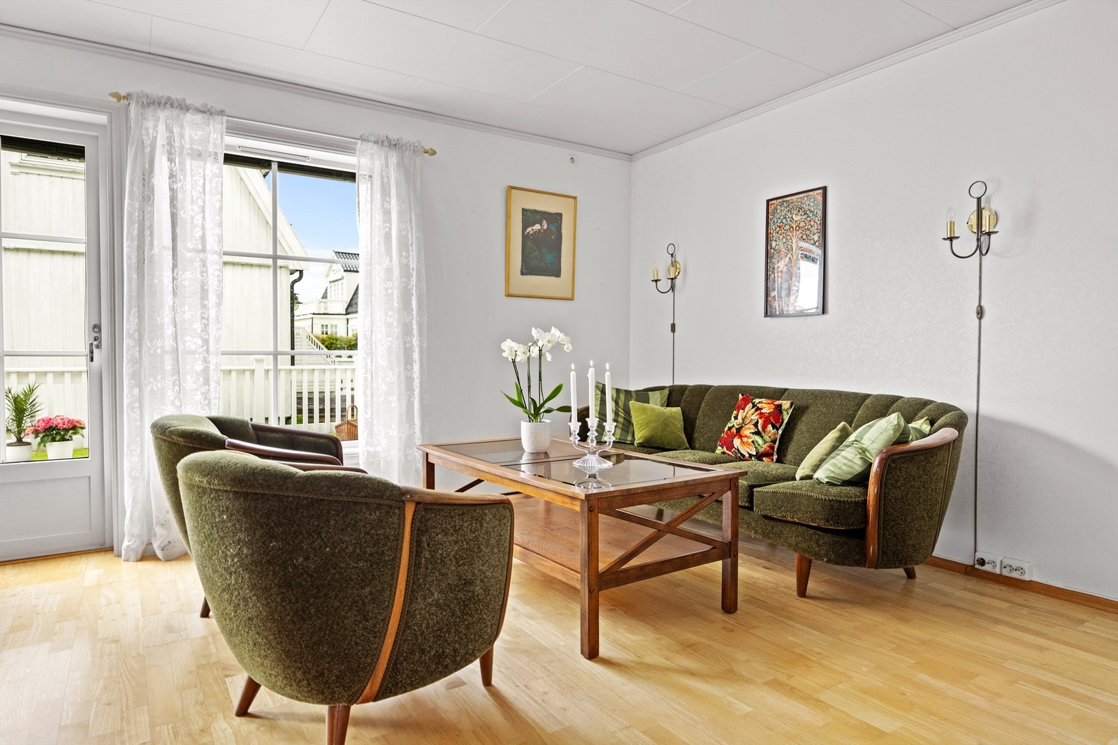 Fra stuen er det direkte utgang til uteområdet via terrassedør med glassfelt. Galleribilde