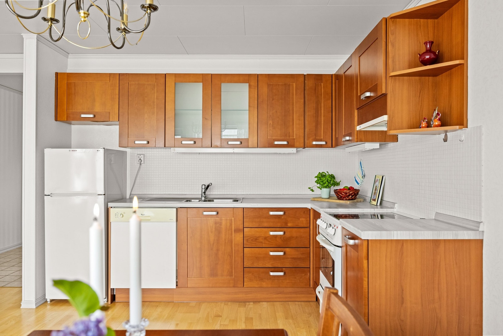Kjøkkeninnredning fra byggeåret med slette fronter og laminert benkeplate. Galleribilde