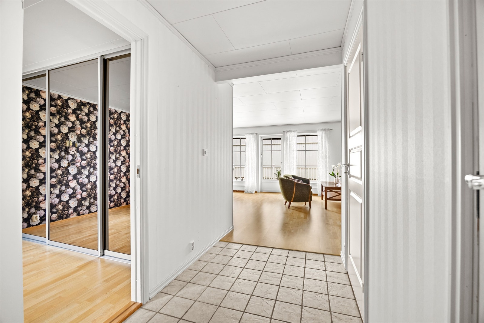 Fra gangen er det adkomst til soverom, bad og stue. Galleribilde