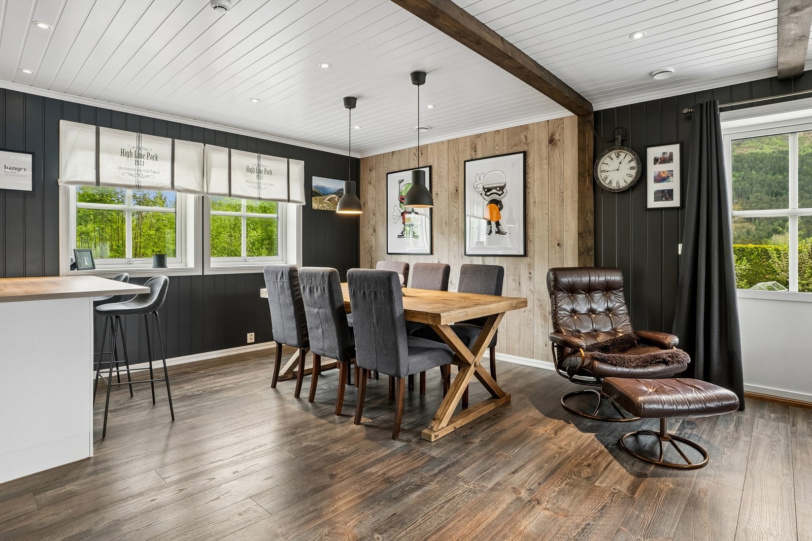 Spisestova er ein naturleg del av den opne løysinga, med plass til eit godt spisebord for heile storfamilien. Galleribilde