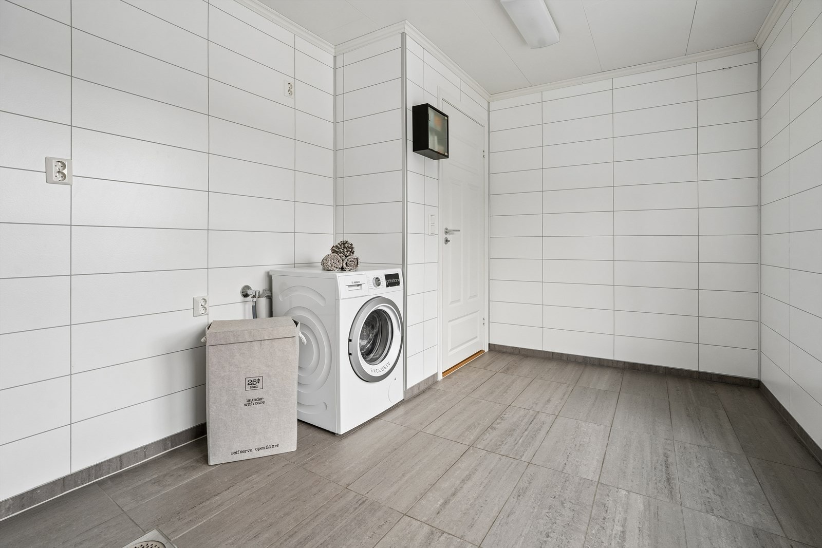 Separat vaskerom med flislagt golv med vassboren varme, utslagsvask og opplegg for vaskemaskin. Det er separat inngang til vaskerom via teknisk rom.
Her har du meget god plass til vaskeromsinnreiing eller andre gode løysingar om du vil. Galleribilde